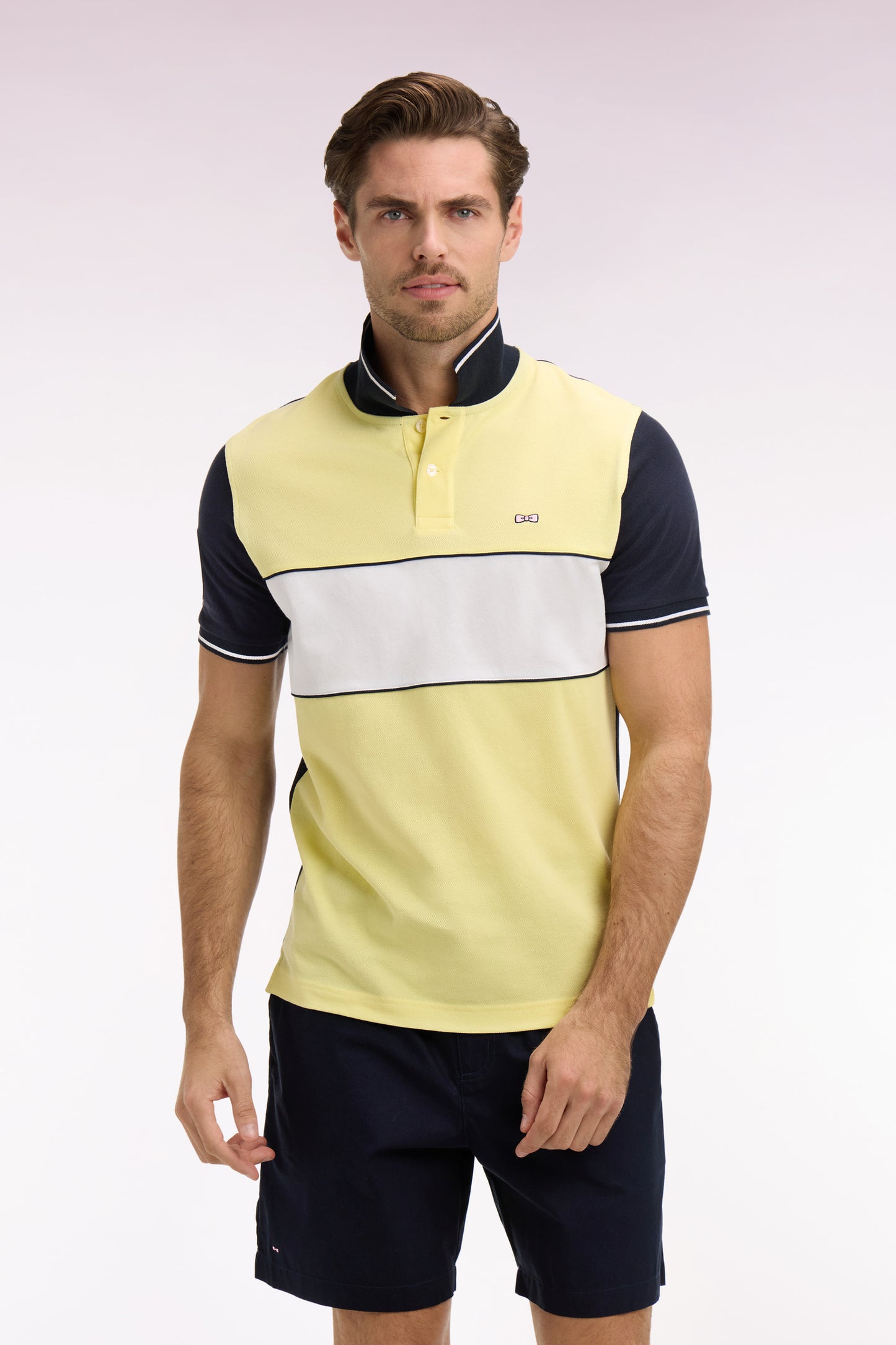 Polo à manches courtes en coton jaune clair et marine coupe regular