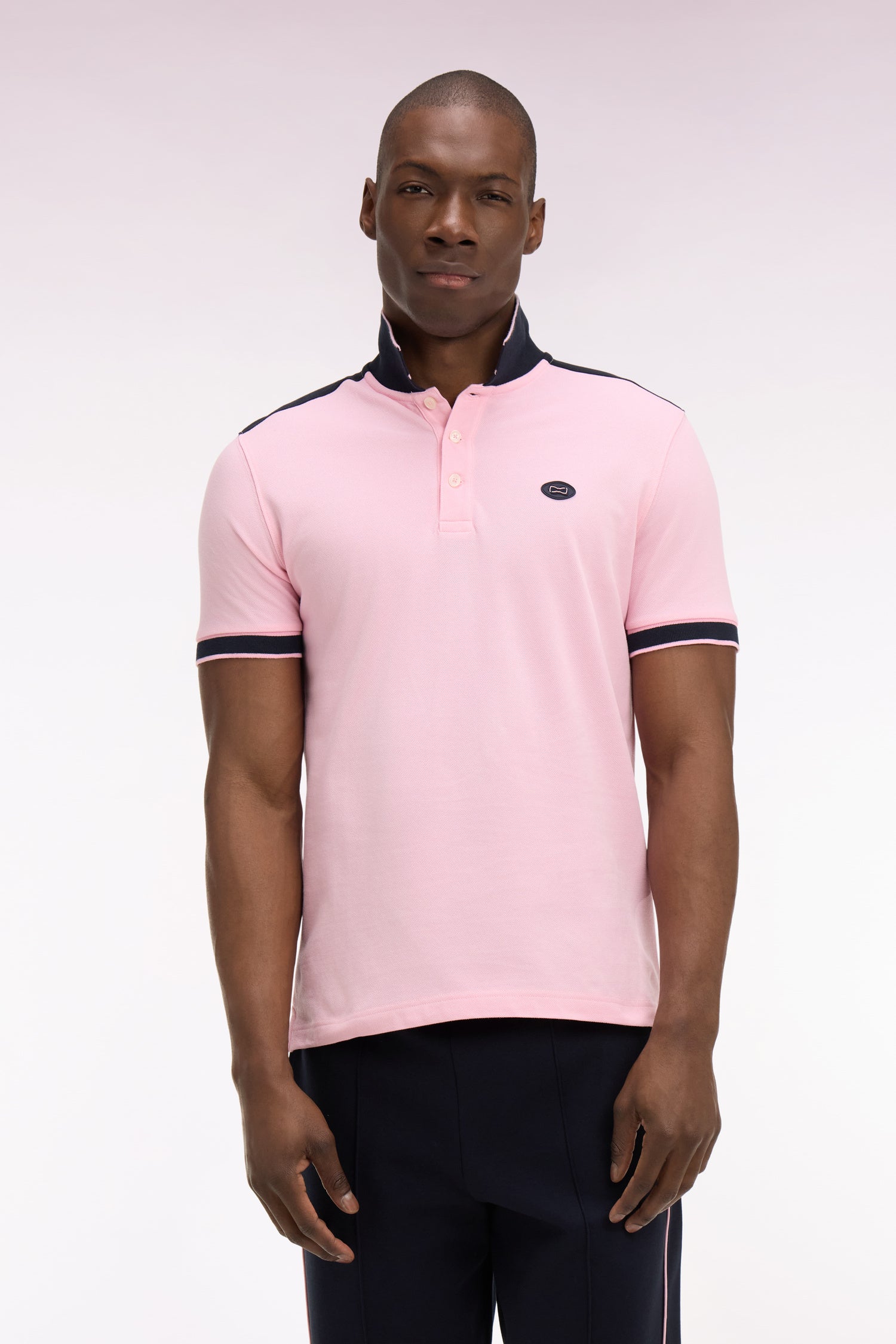Polo à manches courtes en piqué coton rose à découpes marine