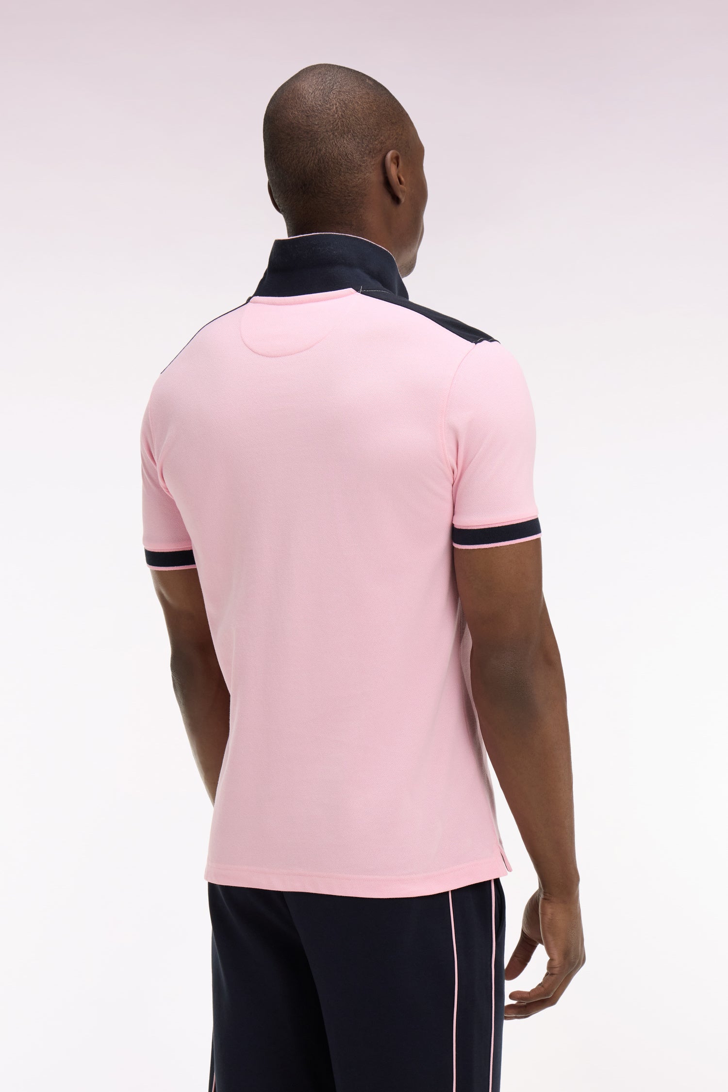 Polo à manches courtes en piqué coton rose à découpes marine
