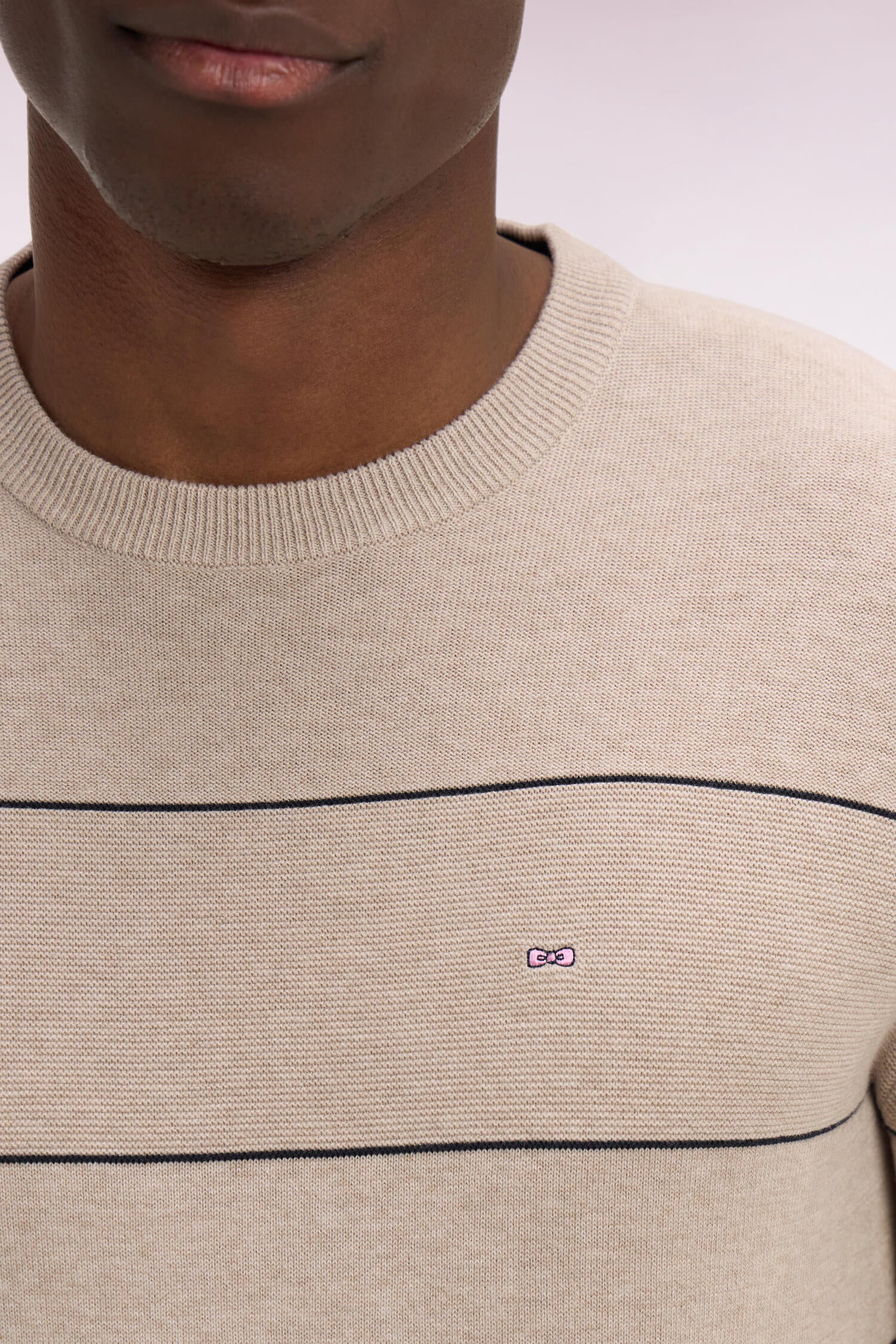 Pull col rond en coton beige rayé