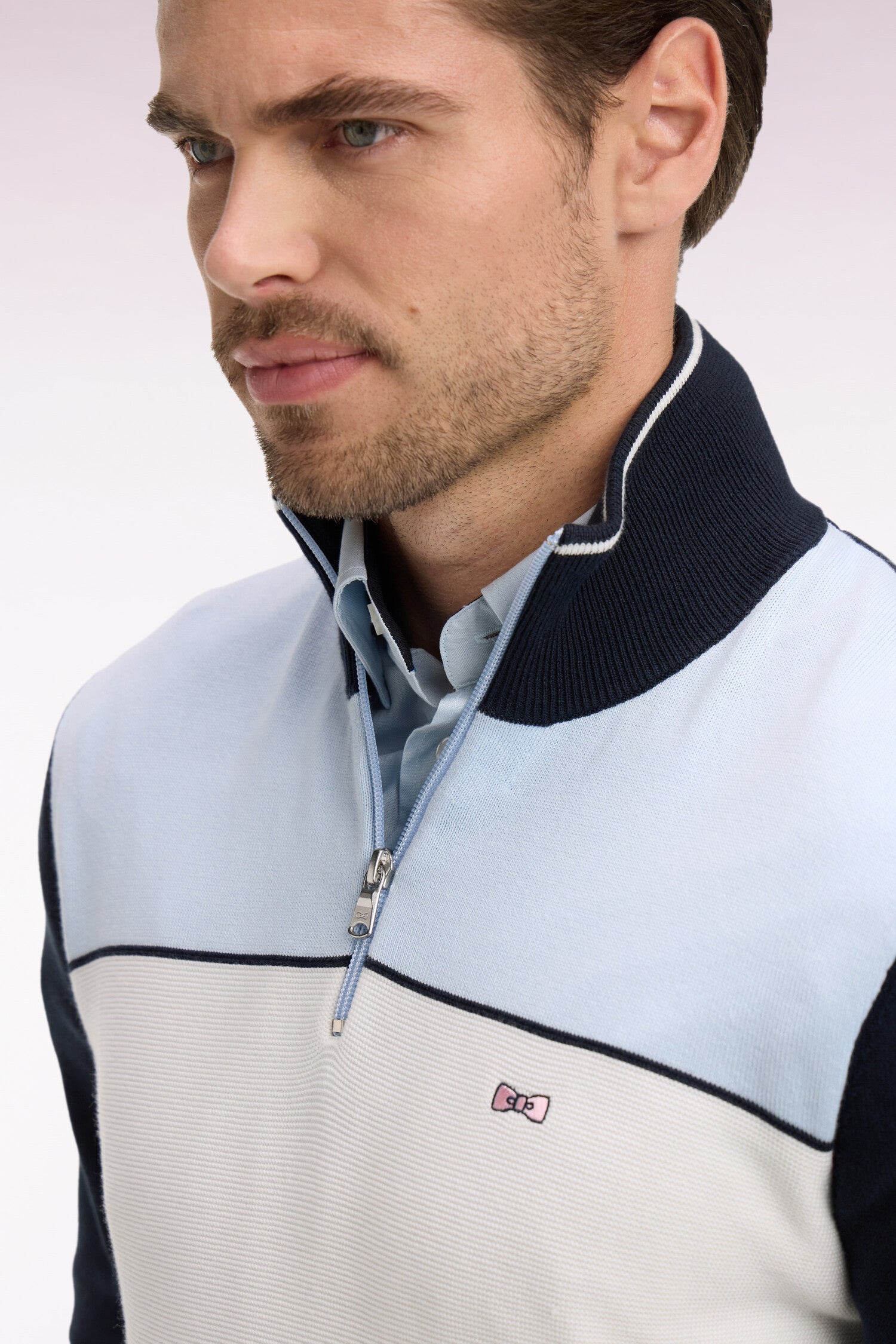 Pull à col maillot en coton ciel brodé