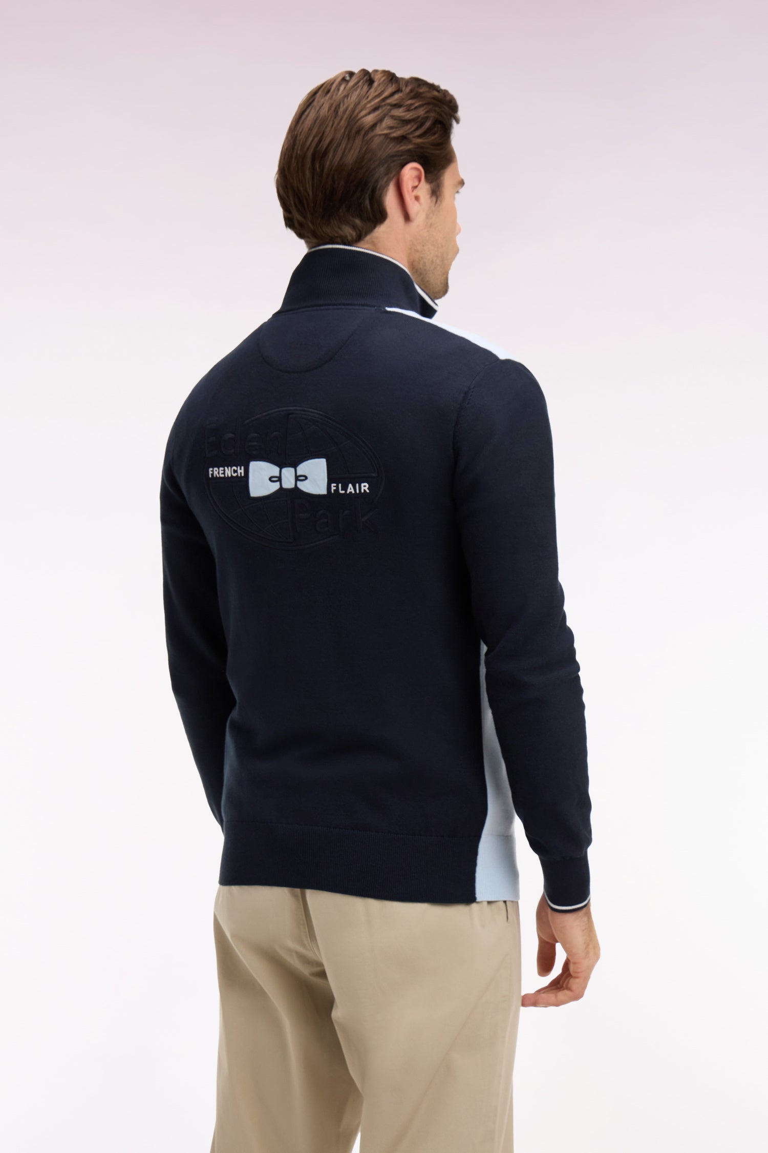 Pull à col maillot en coton ciel brodé