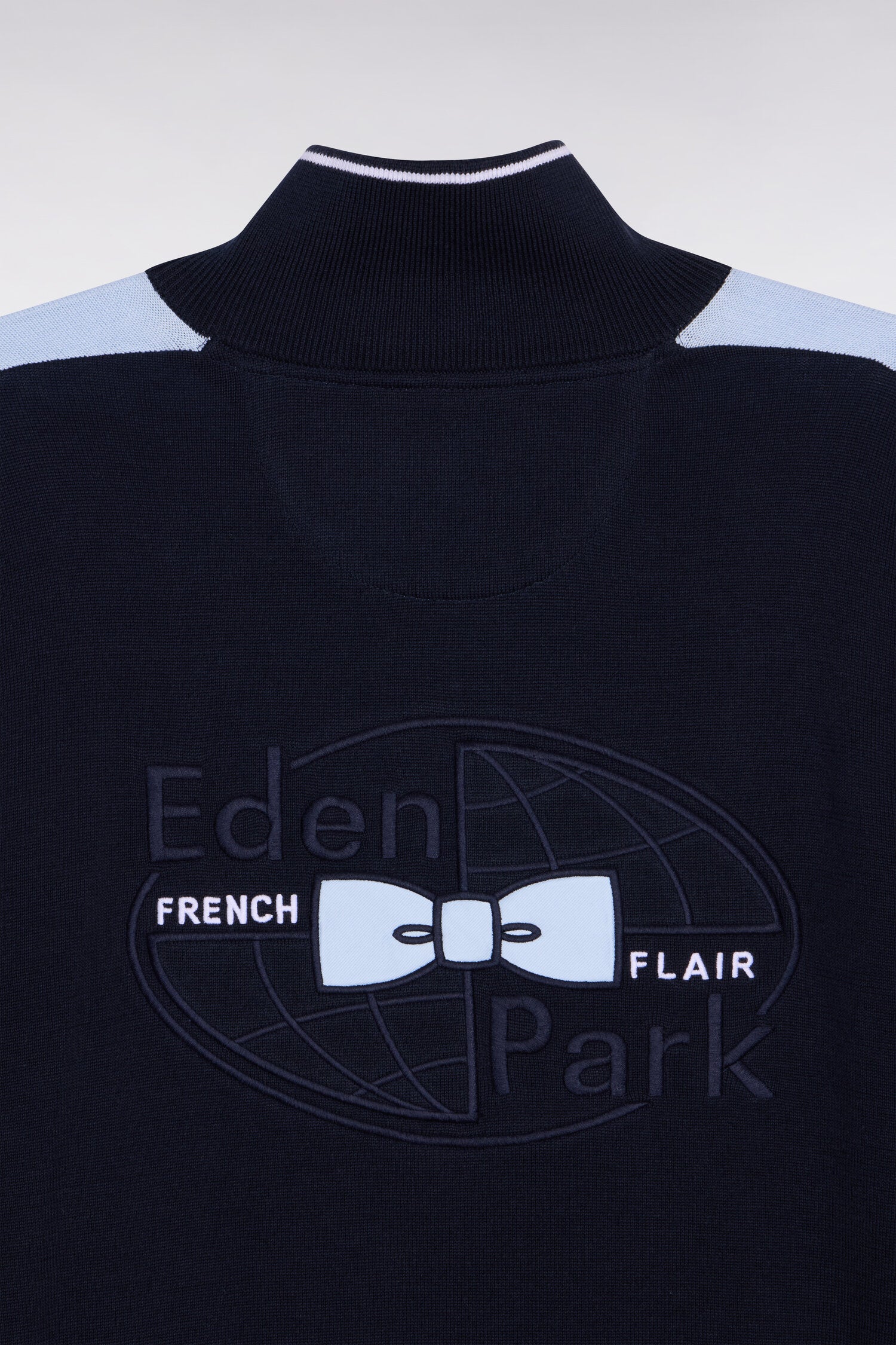 Pull à col maillot en coton ciel brodé