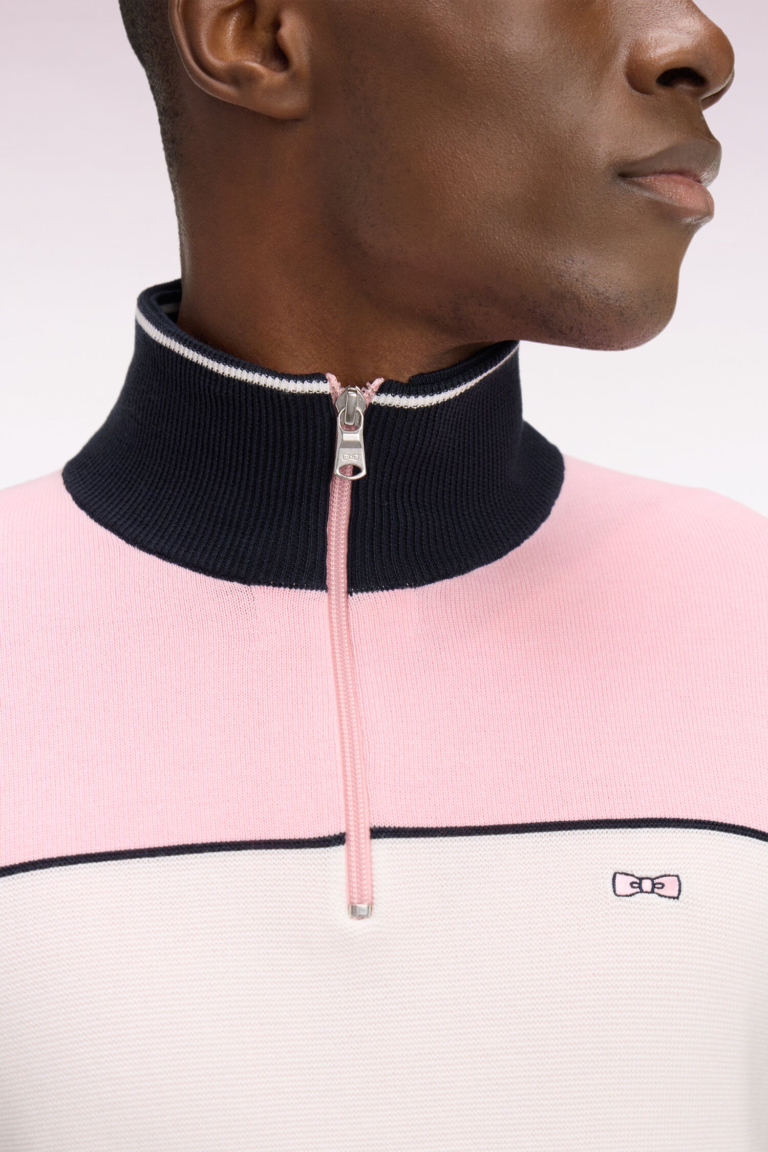 Pull à col maillot en coton rose brodé