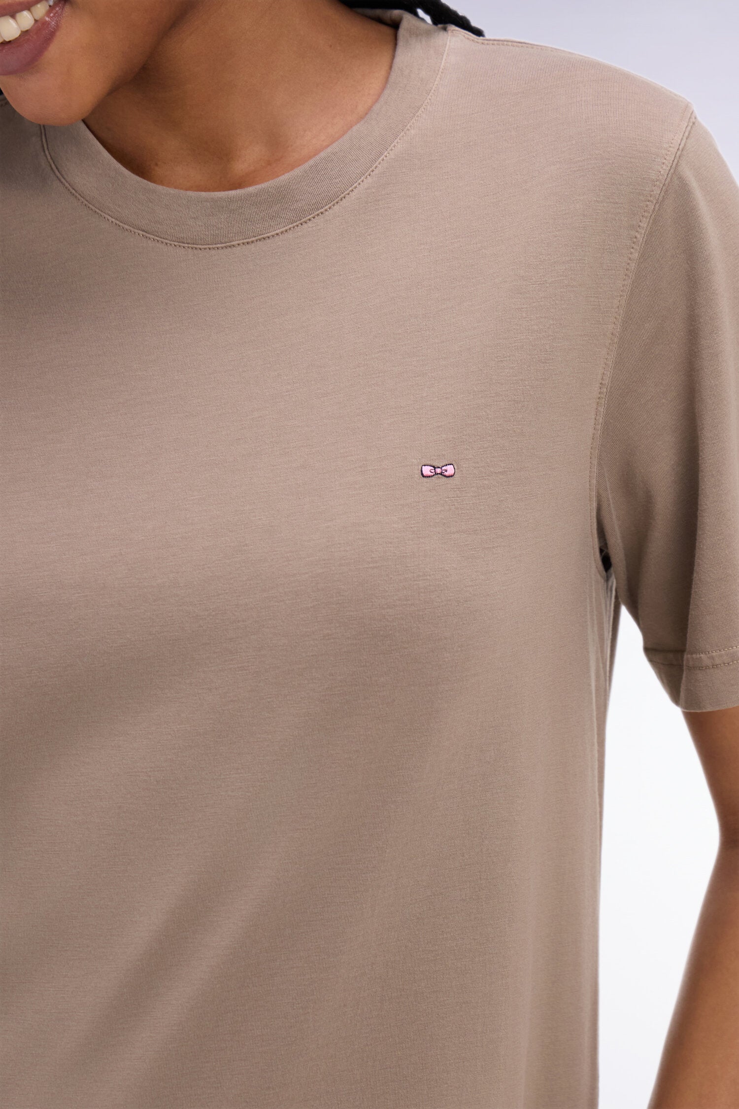 Robe T-shirt en lyocell et coton beige coupe droite