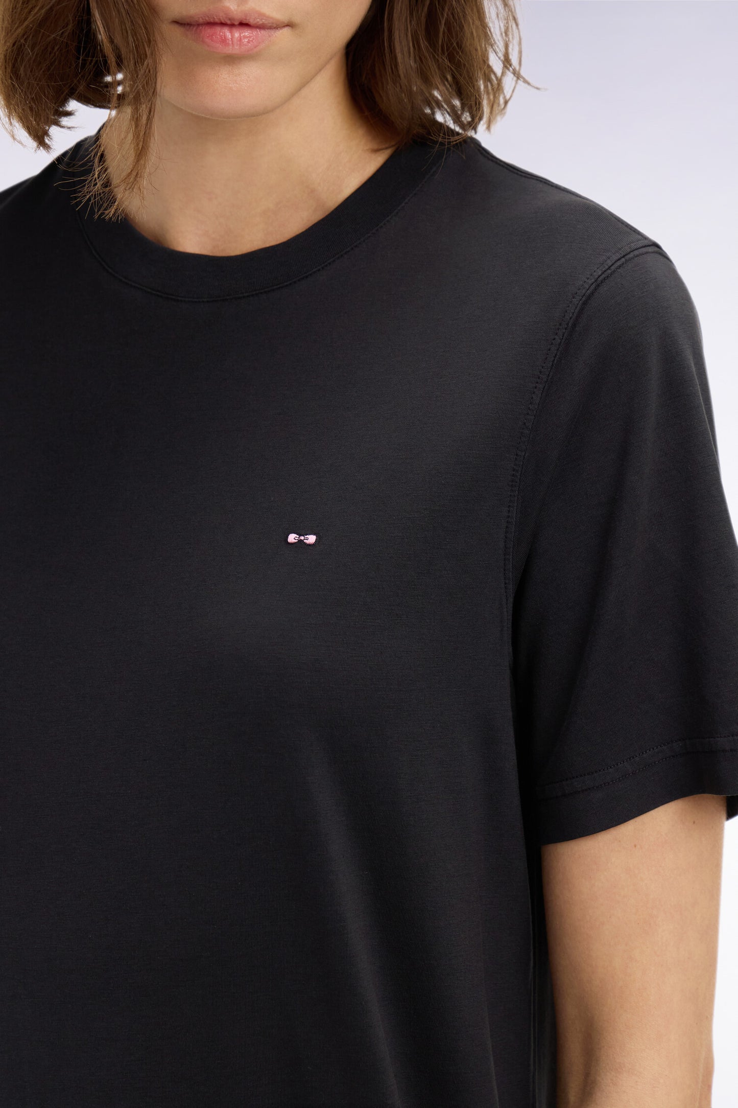 Robe T-shirt en lyocell et coton noir coupe droite