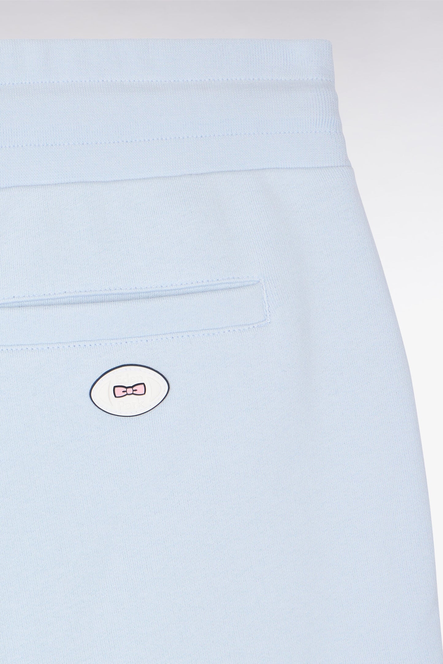 Short en molleton ciel à bordures de jambe rayées