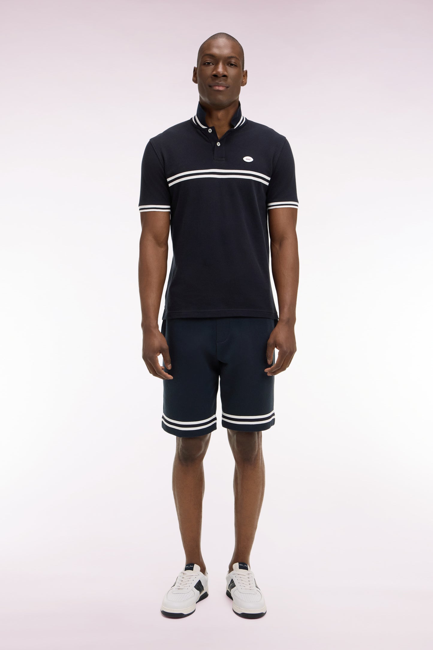 Short en molleton marine à bordures de jambe rayées