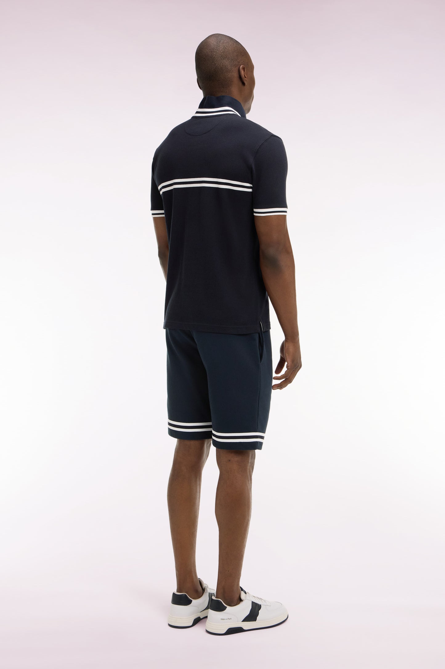 Short en molleton marine à bordures de jambe rayées