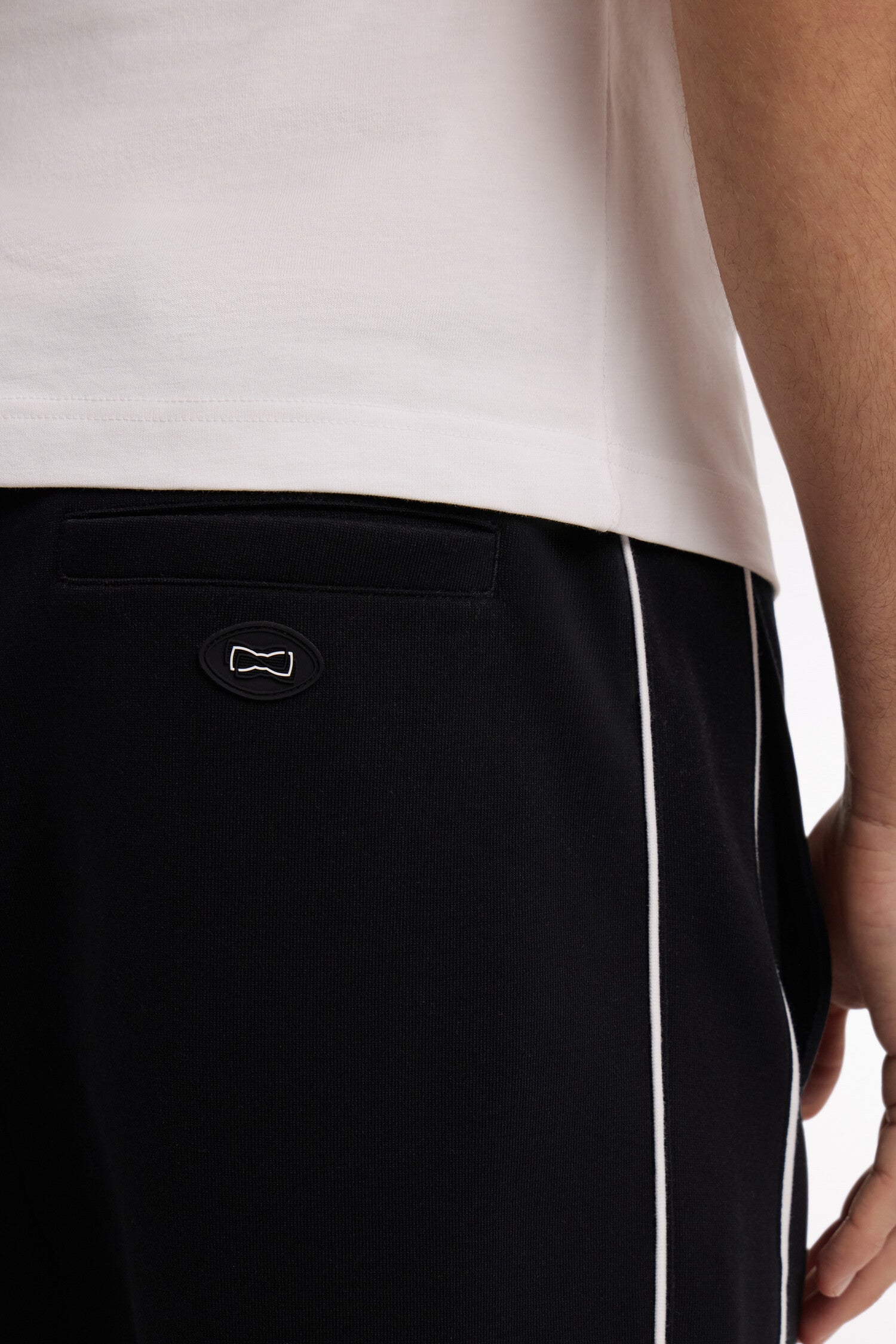 Black fleece shorts with white piping – Eden Park