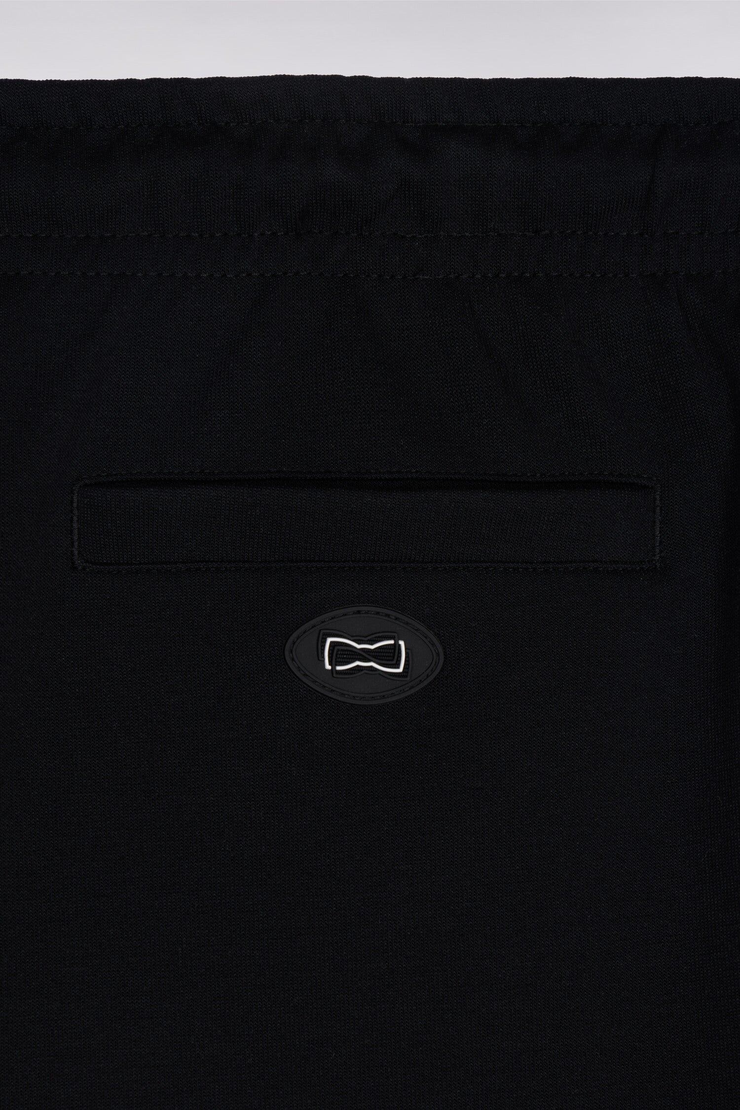 Short en molleton noir passepoils blancs