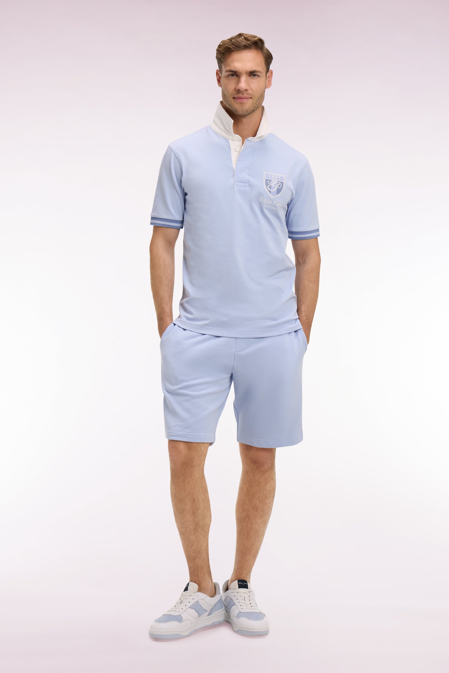 Short en molleton coton ciel à broderie blason
