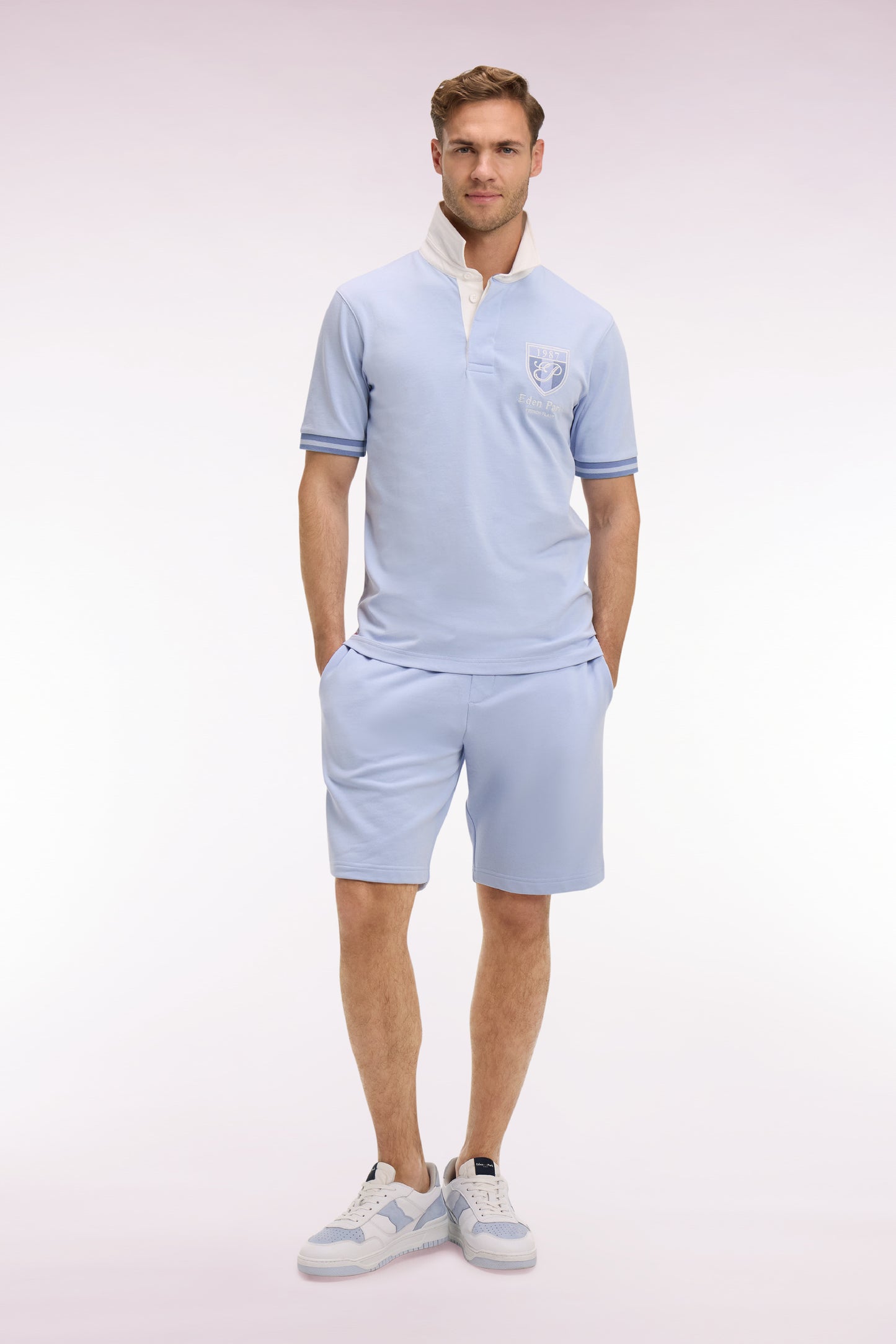 Short en molleton coton ciel à broderie blason