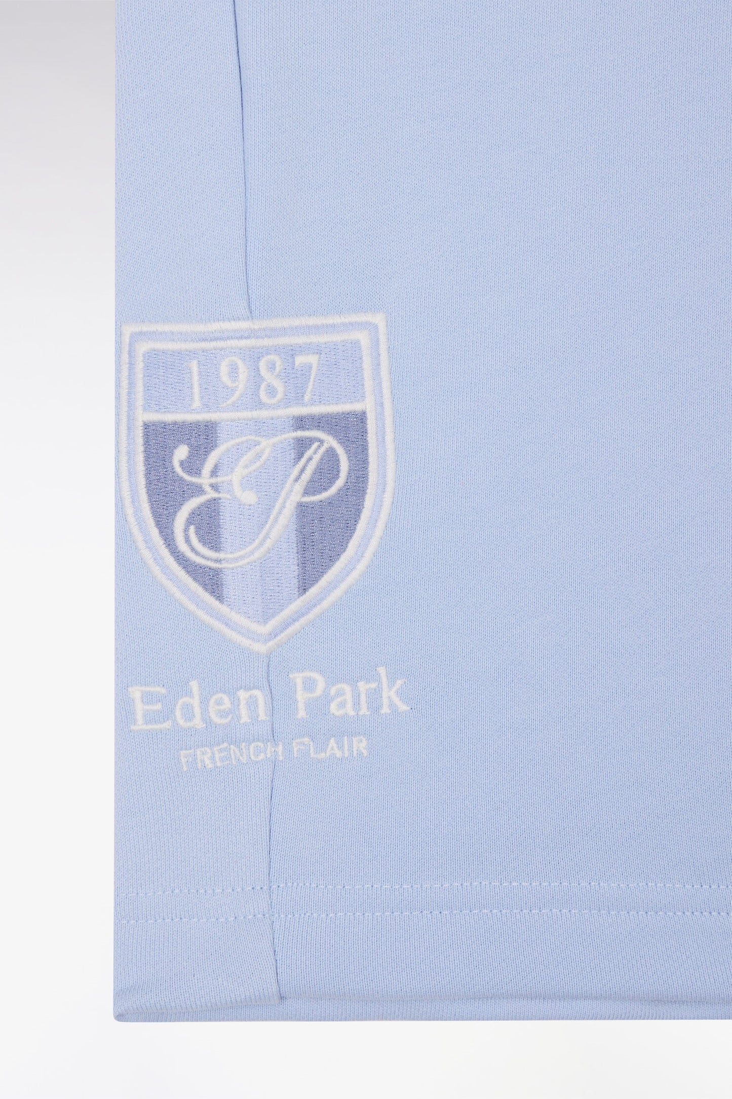 Short en molleton coton ciel à broderie blason