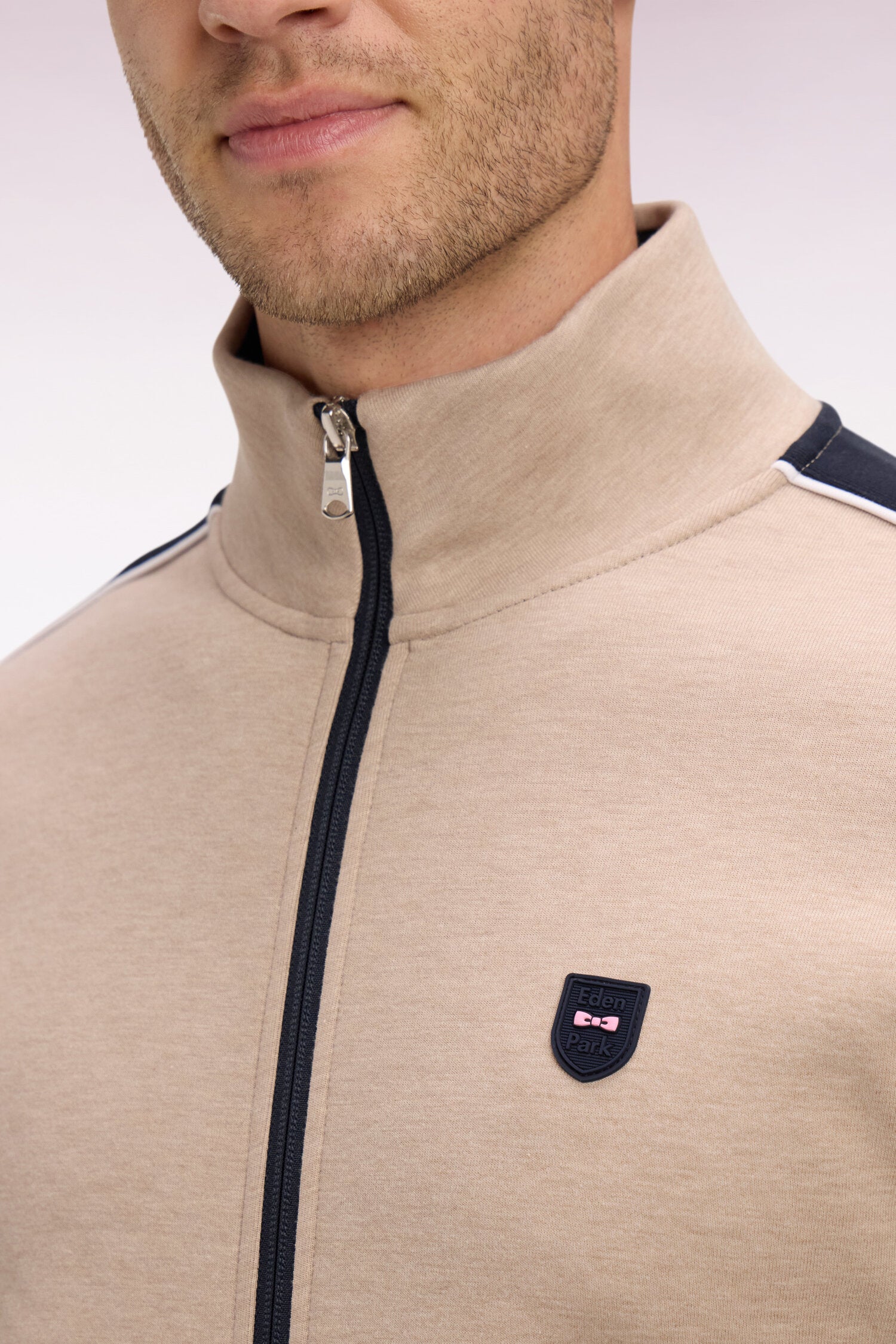 Sweatshirt zippé en interlock beige à découpes contrastées