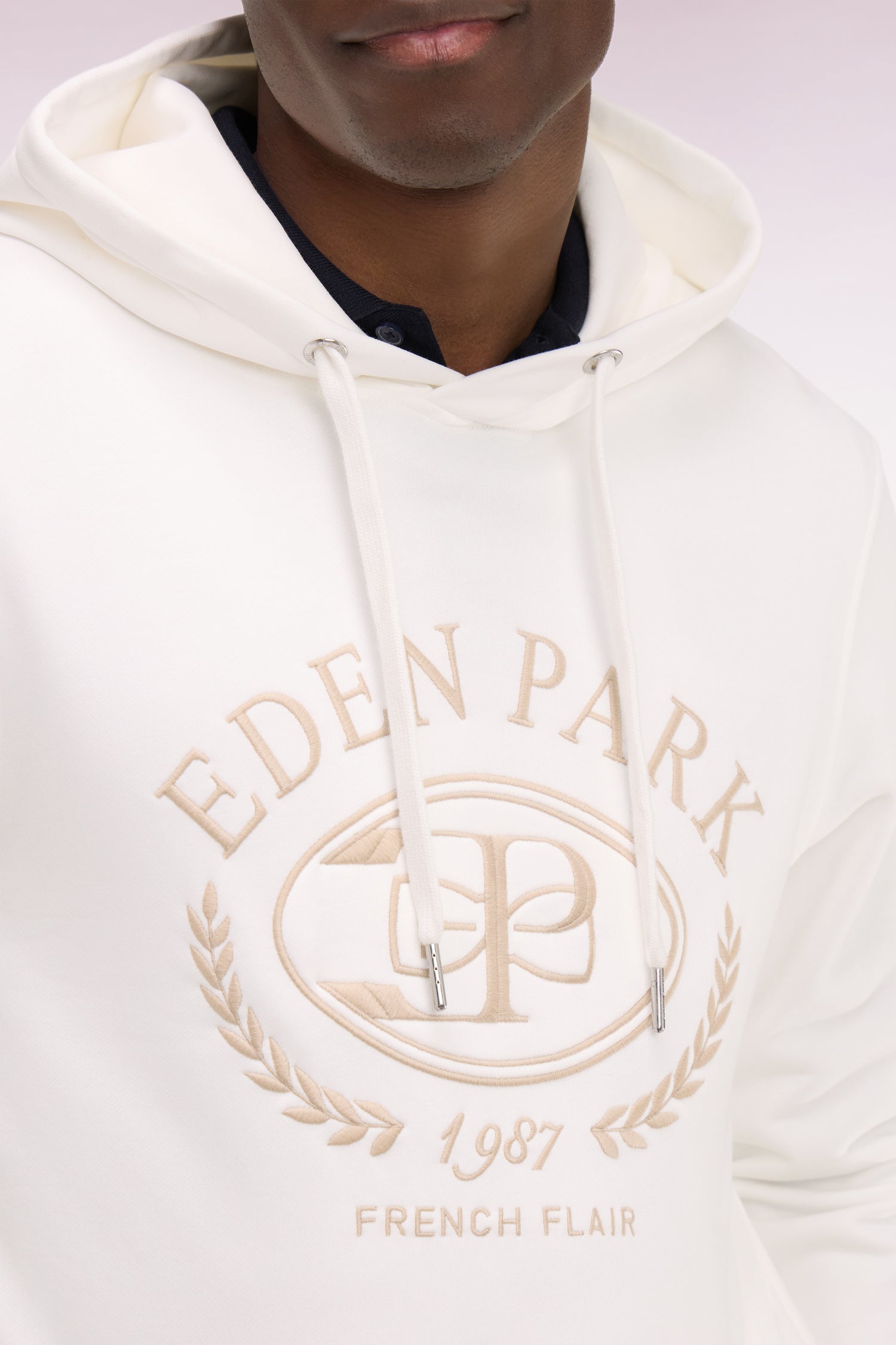 Sweatshirt à capuche brodé écru