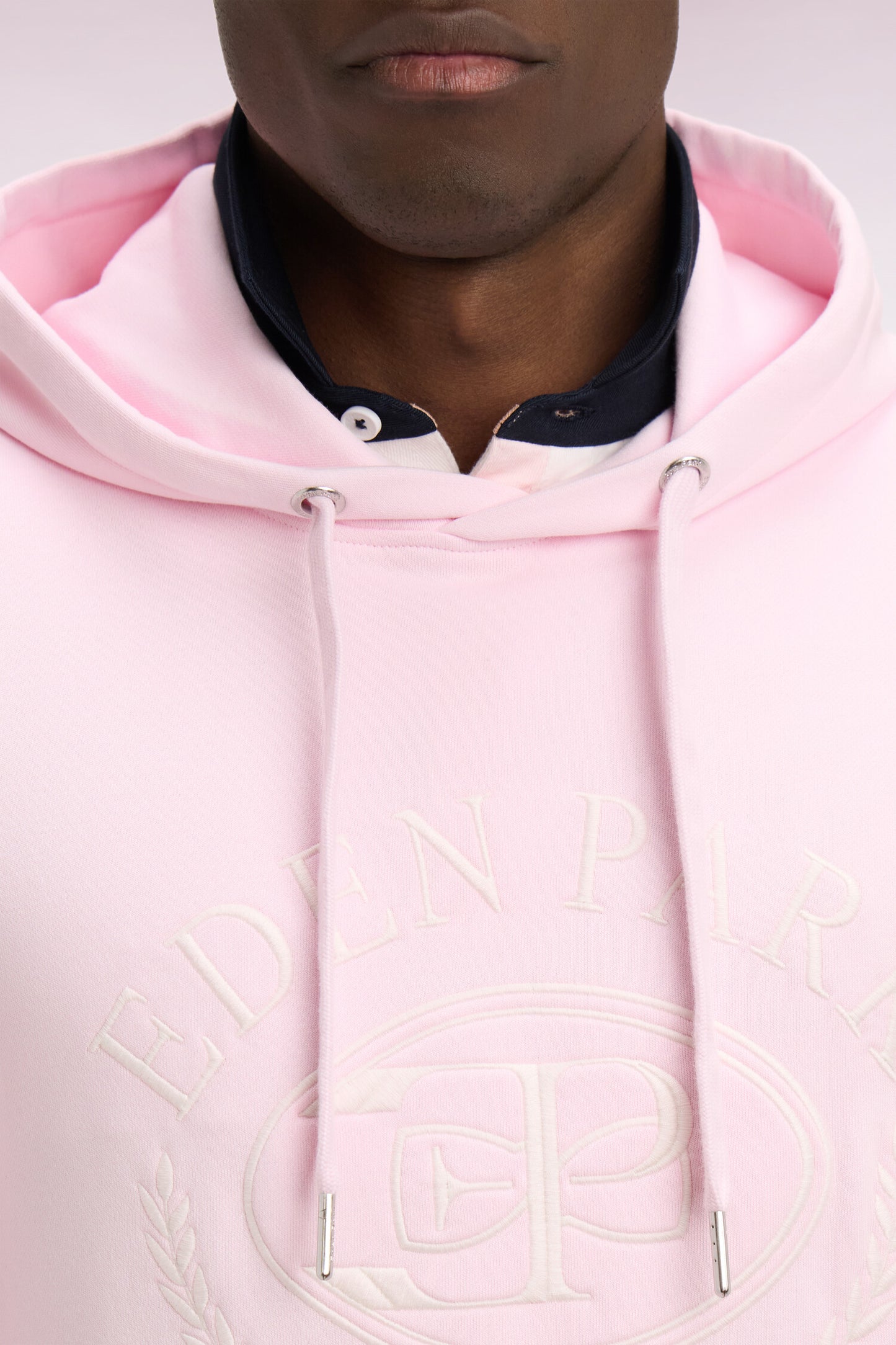Sweatshirt à capuche brodé rose
