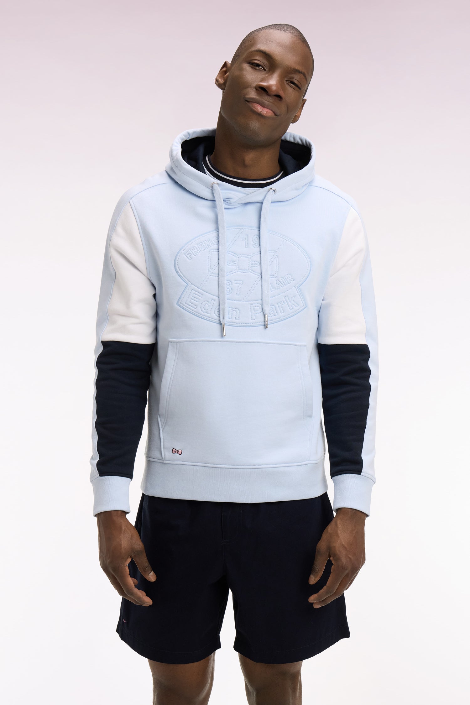 Sweatshirt à capuche en molleton coton bleu ciel brodé