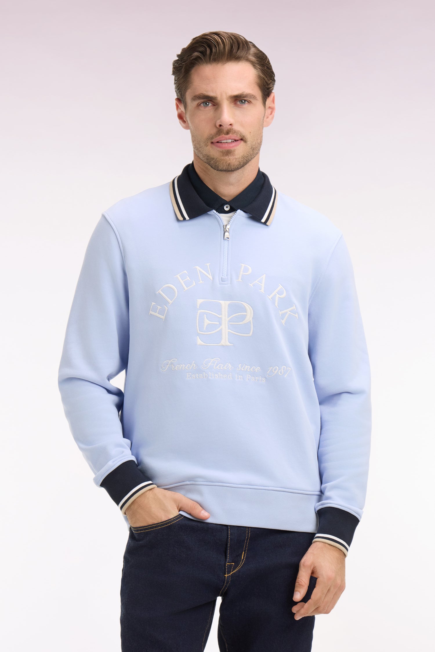 Sweatshirt à col zippé bleu clair brodé coupe regular