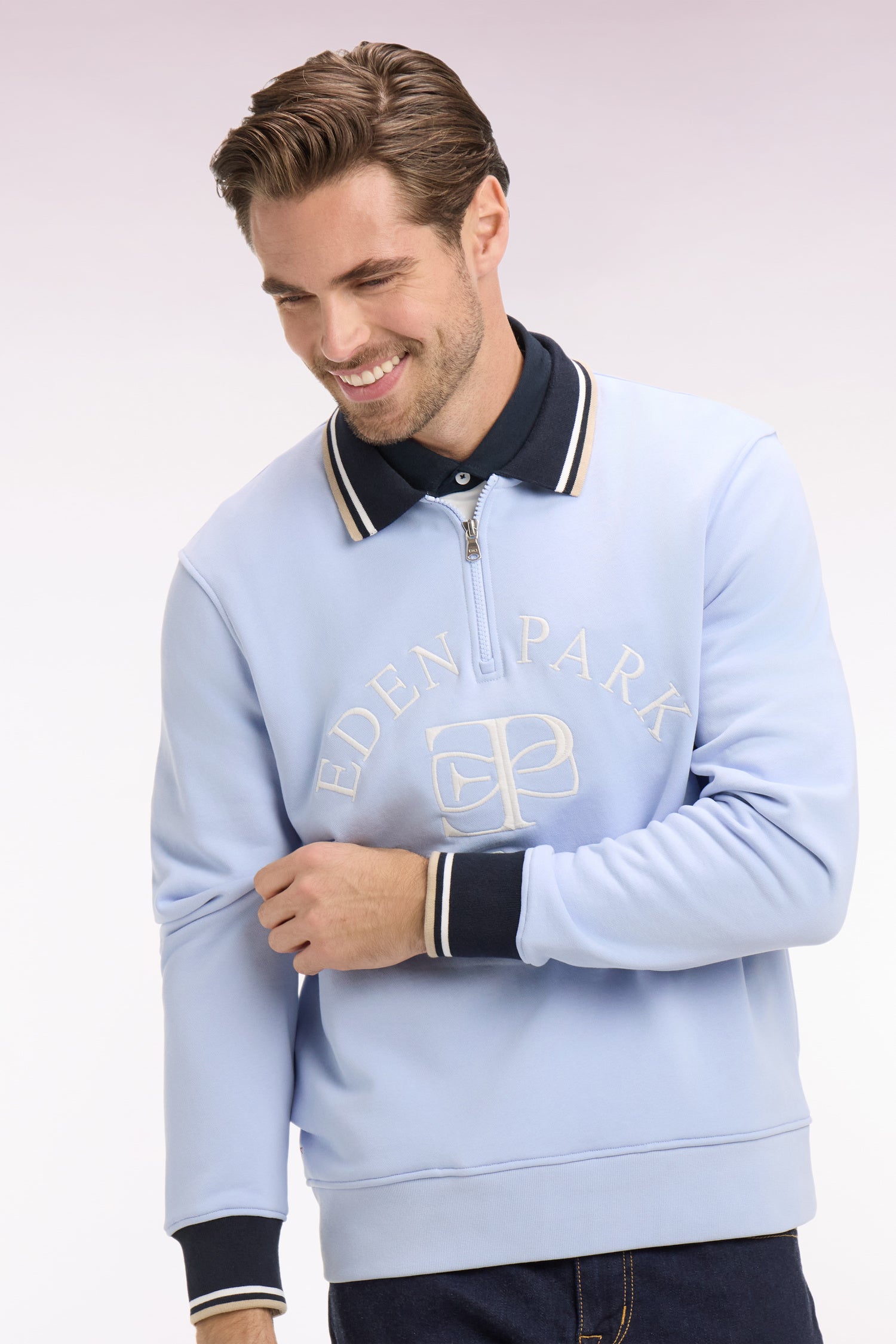 Sweatshirt à col zippé bleu clair brodé coupe regular