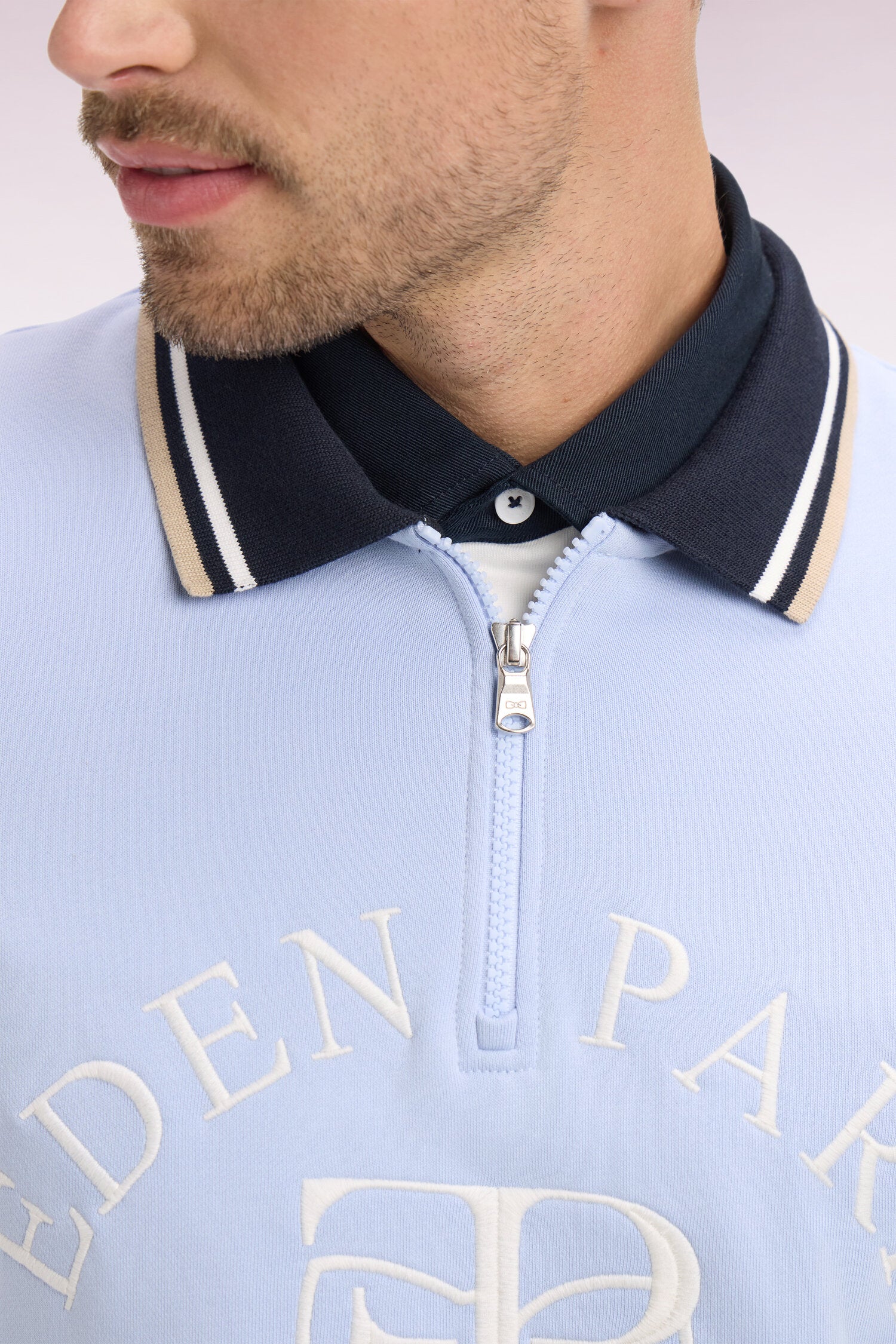 Sweatshirt à col zippé bleu clair brodé coupe regular