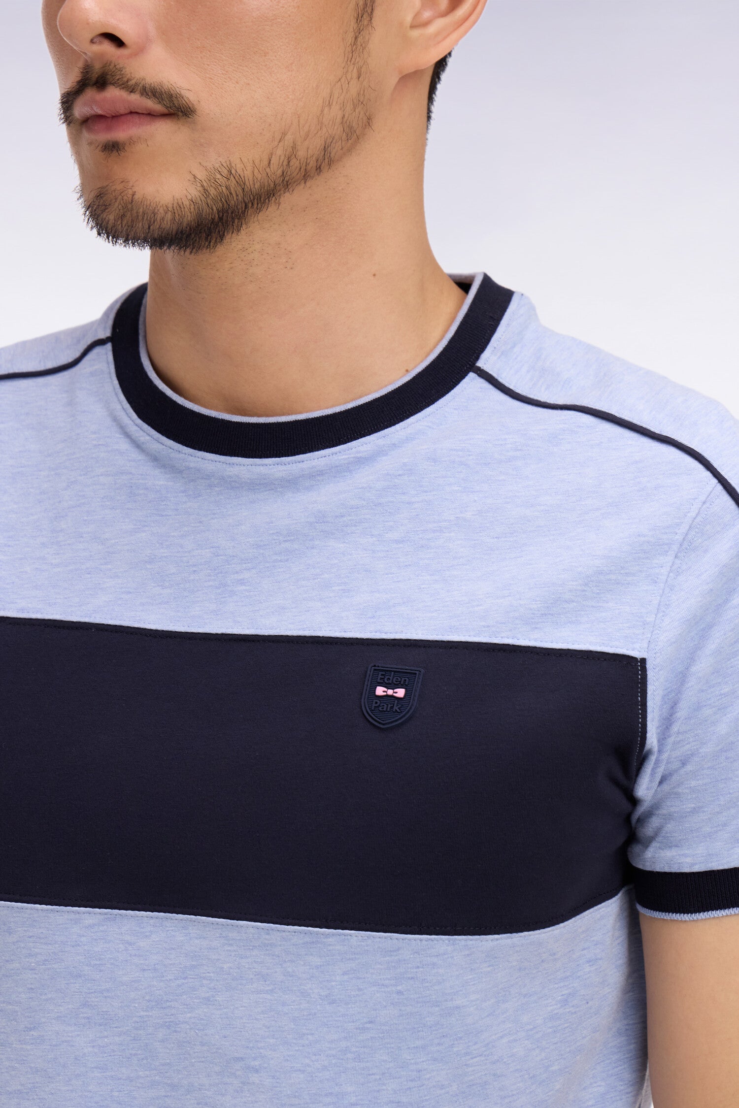 T-shirt à manches courtes en coton stretch bleu ciel à découpes coupe slim