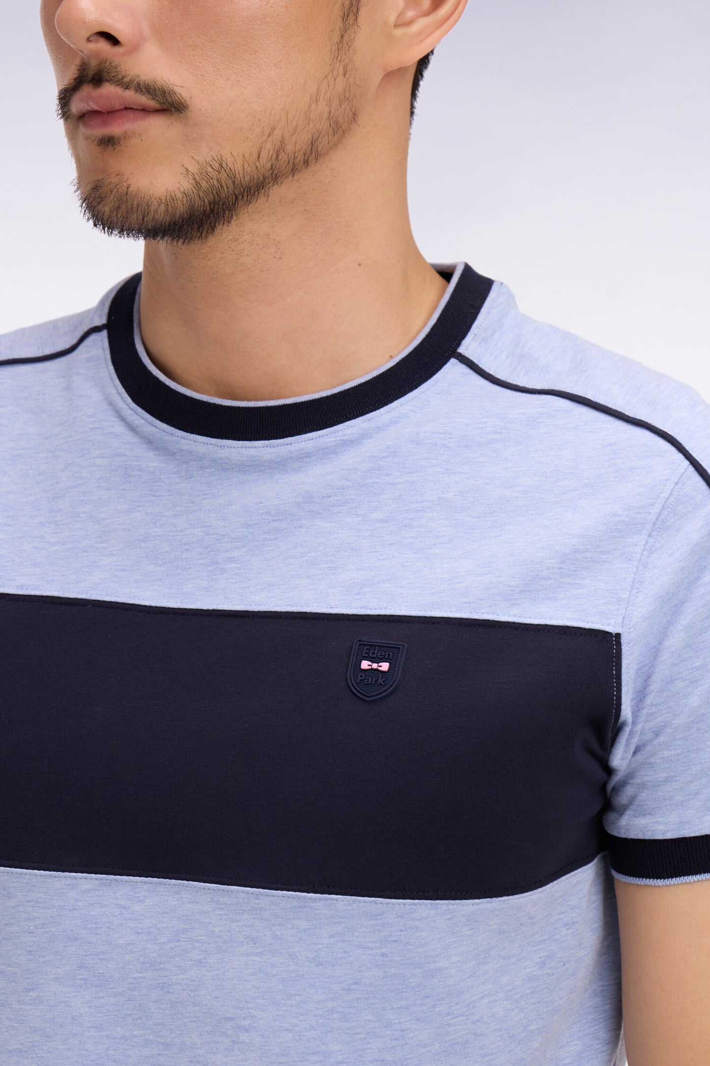 T-shirt à manches courtes en coton stretch bleu ciel à découpes coupe slim