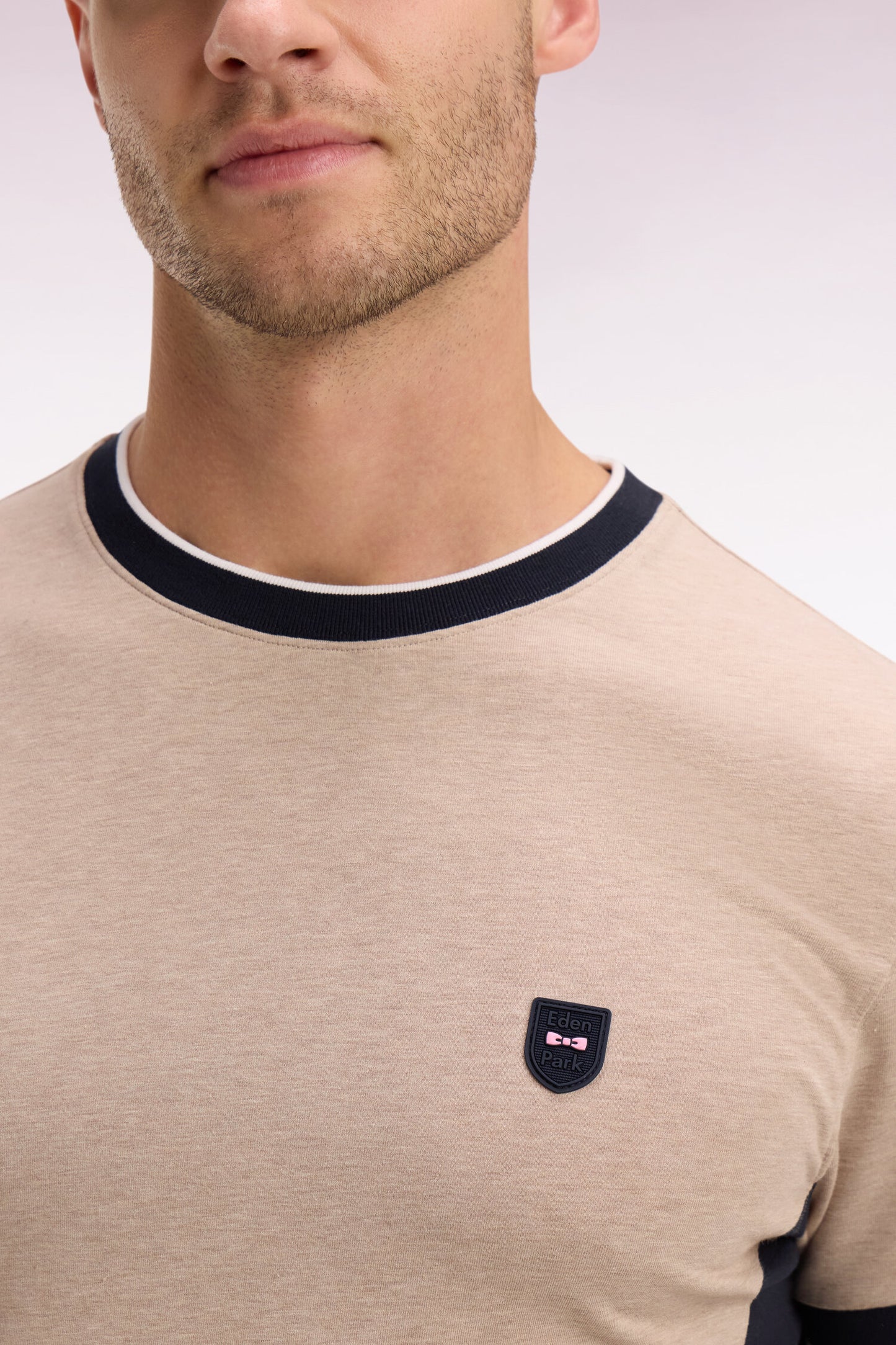 T-shirt à manches courtes en coton stretch beige à découpes coupe slim