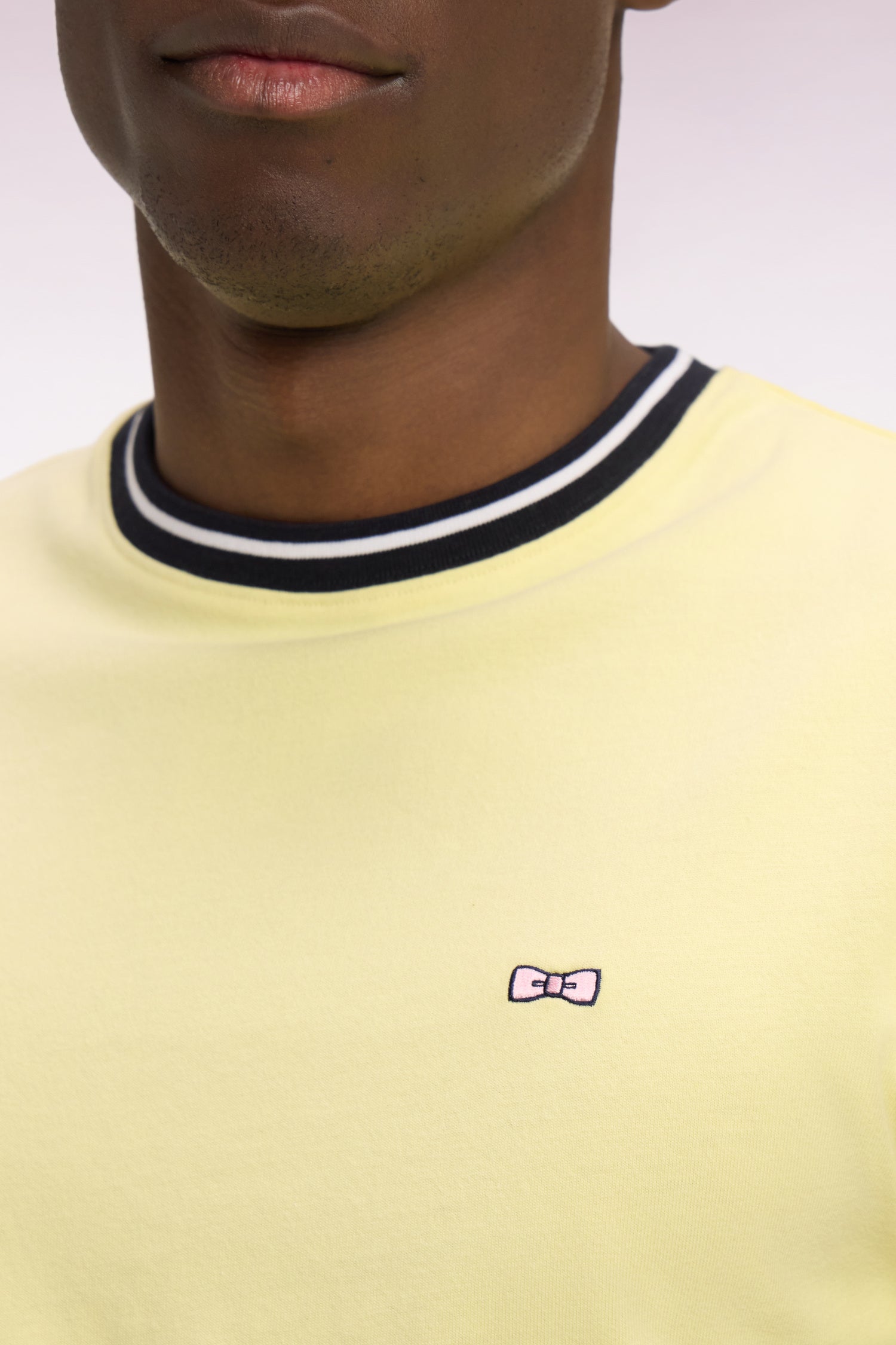 T-shirt à manches courtes en coton jaune brodé coupe regular