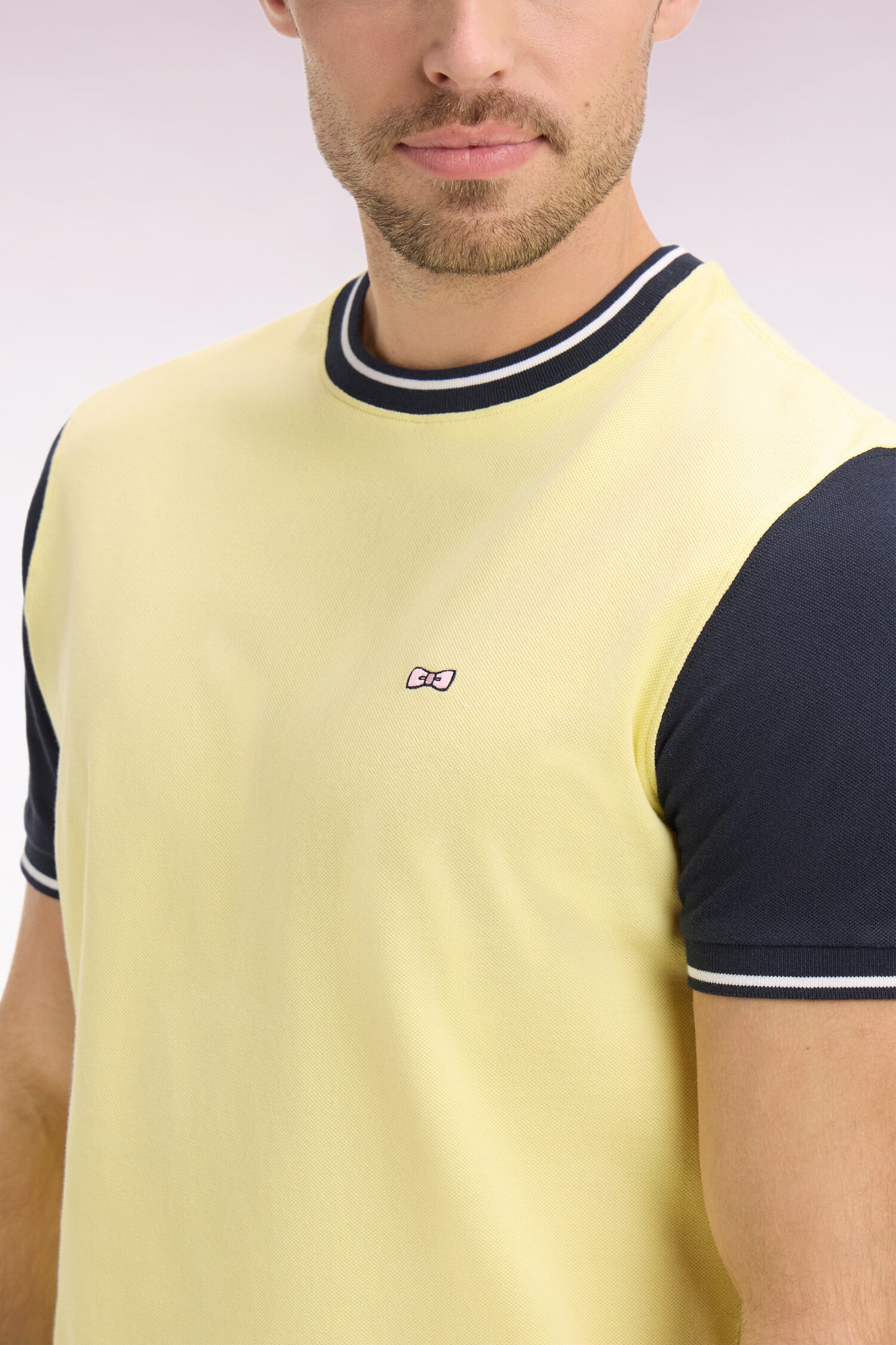 T-shirt à manches courtes en coton jaune bicolore brodé coupe regular