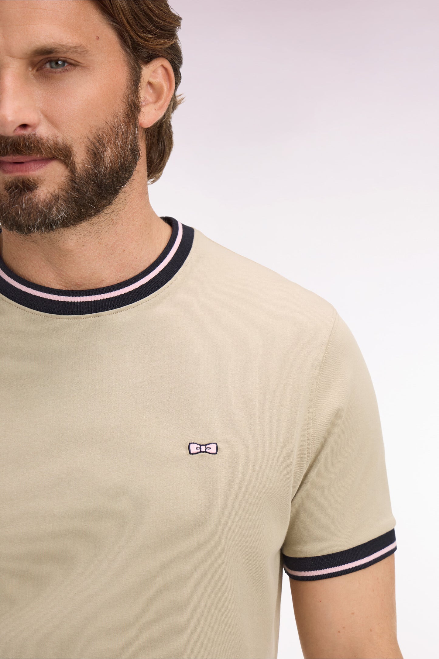 T-shirt à manches courtes en coton beige brodé coupe regular