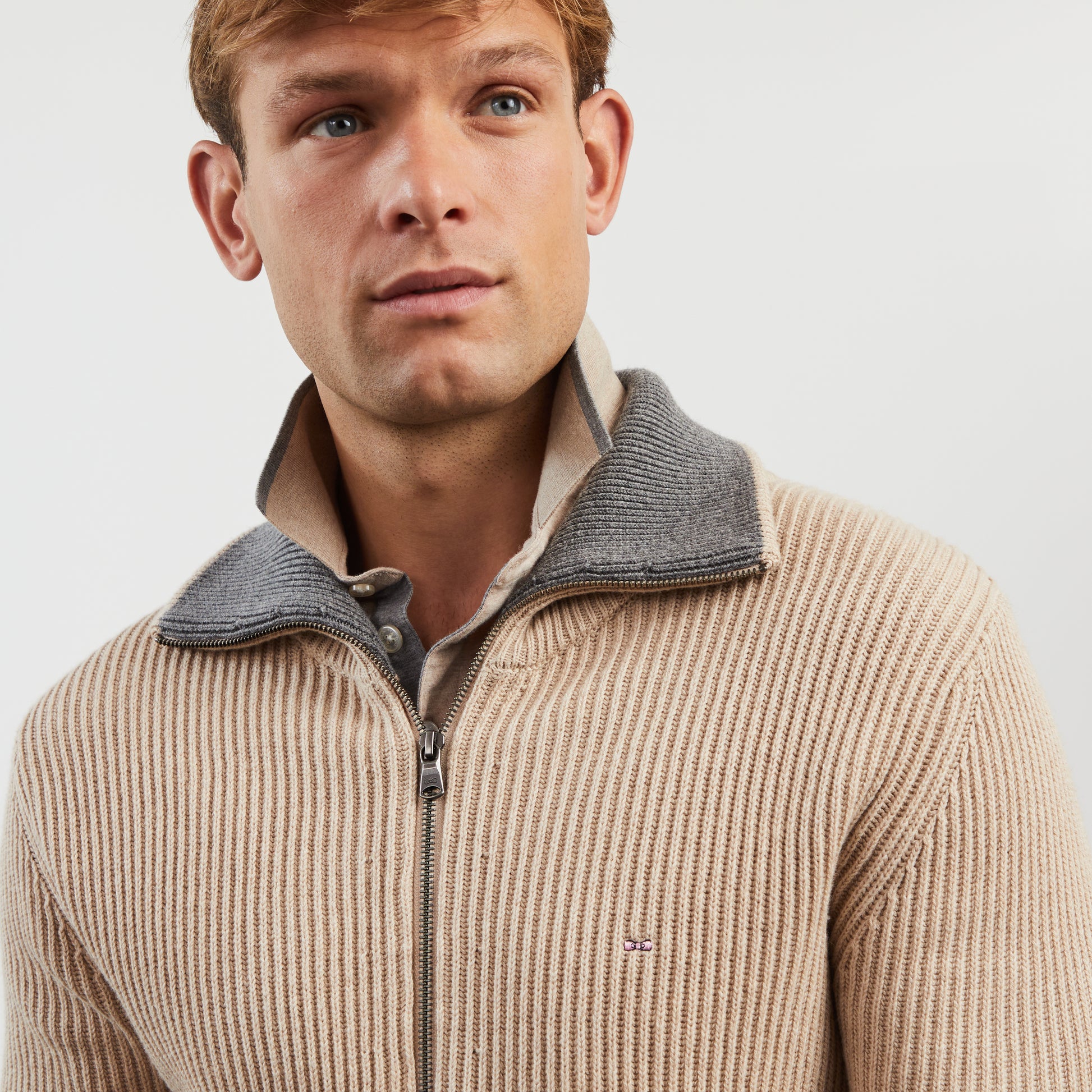 Cardigan beige zippé en maille côtelée