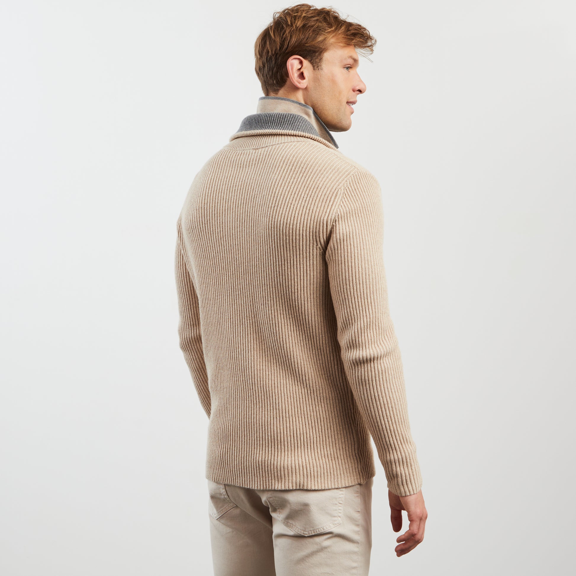 Cardigan beige zippé en maille côtelée