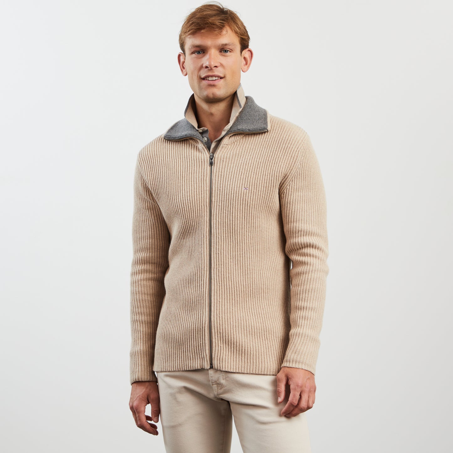 Cardigan beige zippé en maille côtelée