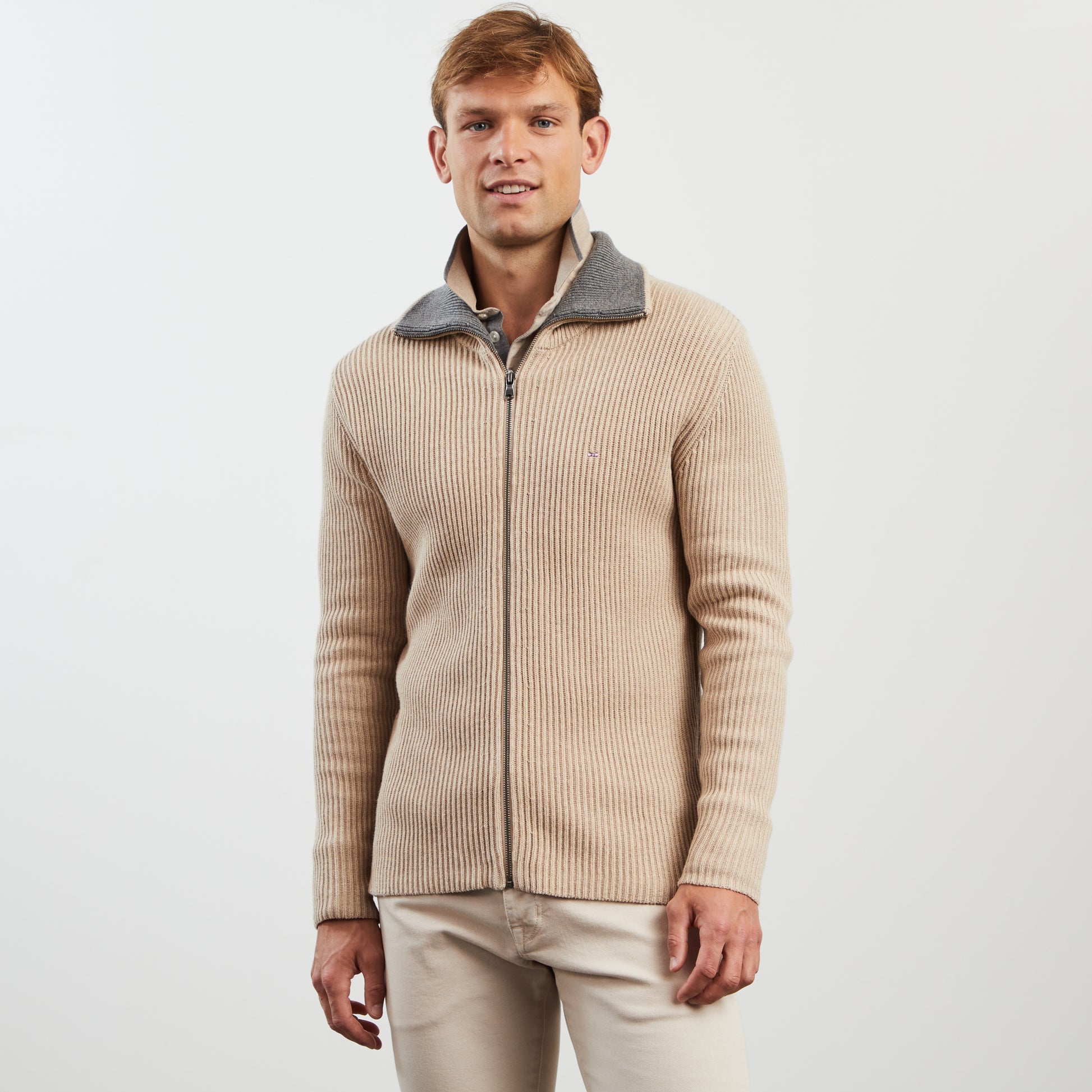 Cardigan beige zippé en maille côtelée