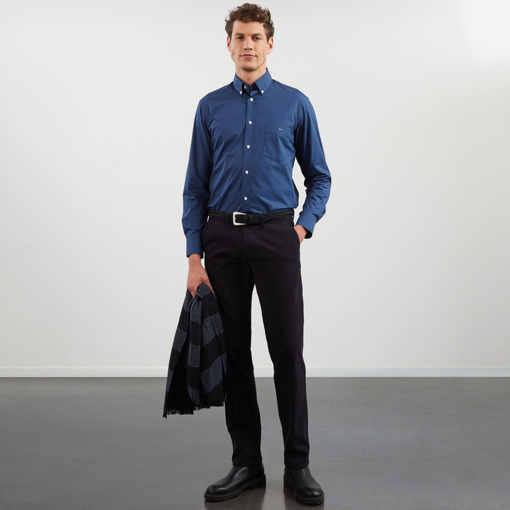 Chemise bleue avec détails fleuris