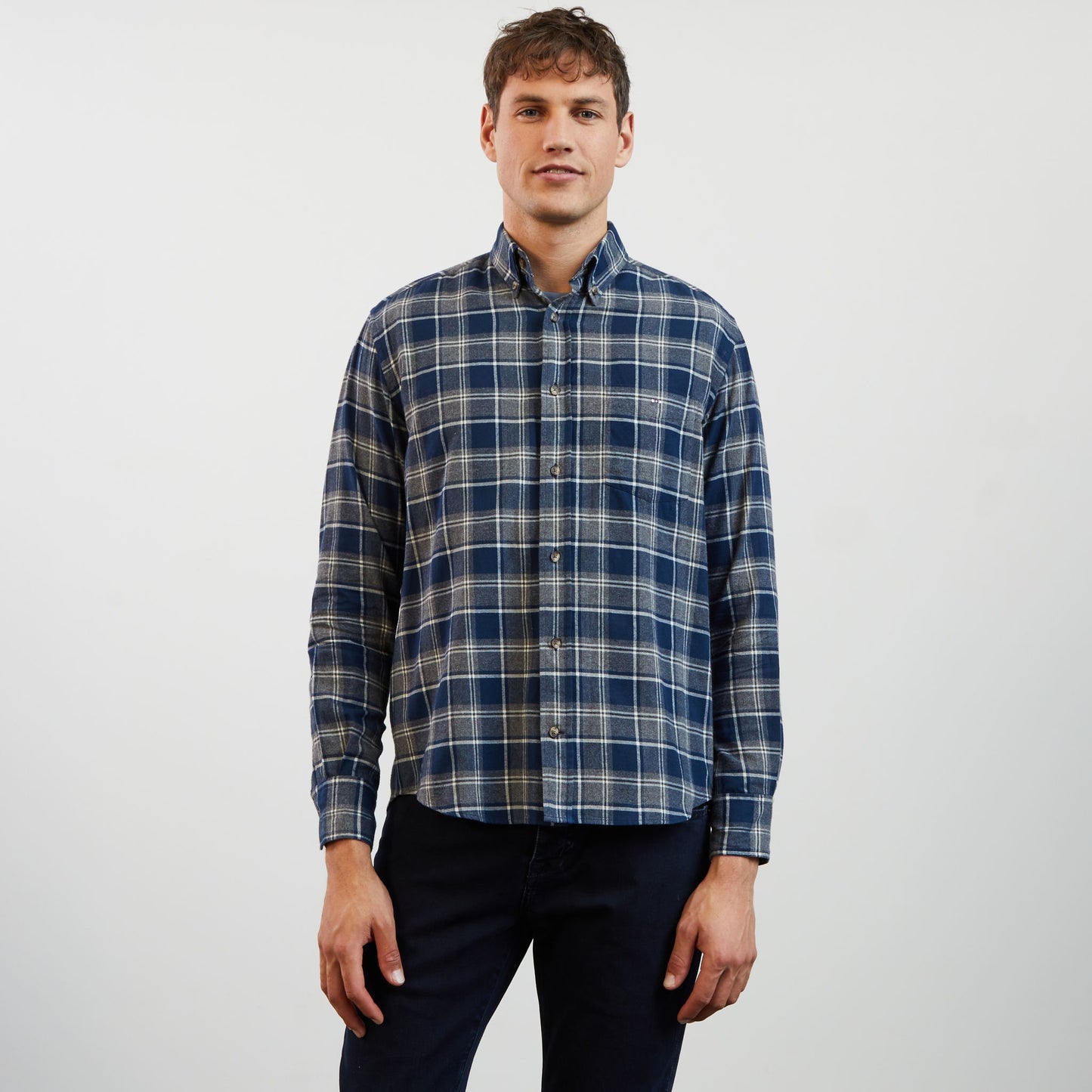 Chemise bleu foncé en flanelle à motif carreaux