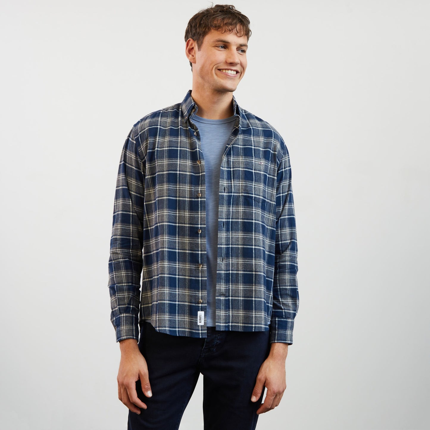 Chemise bleu foncé en flanelle à motif carreaux