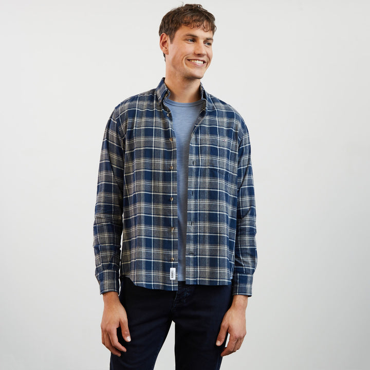 Chemise bleu foncé en flanelle à motif carreaux