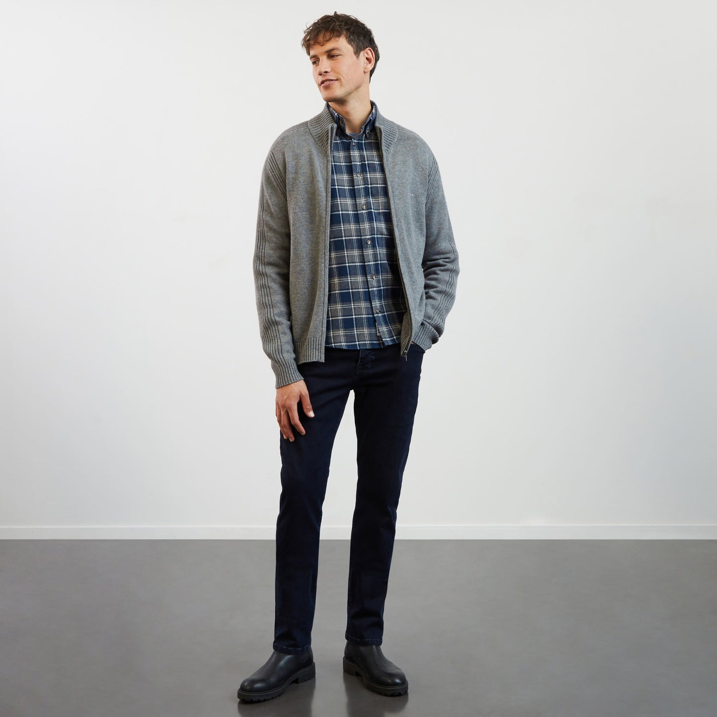Chemise bleu foncé en flanelle à motif carreaux