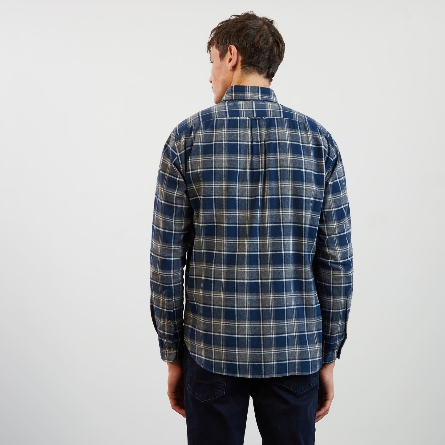 Chemise bleu foncé en flanelle à motif carreaux