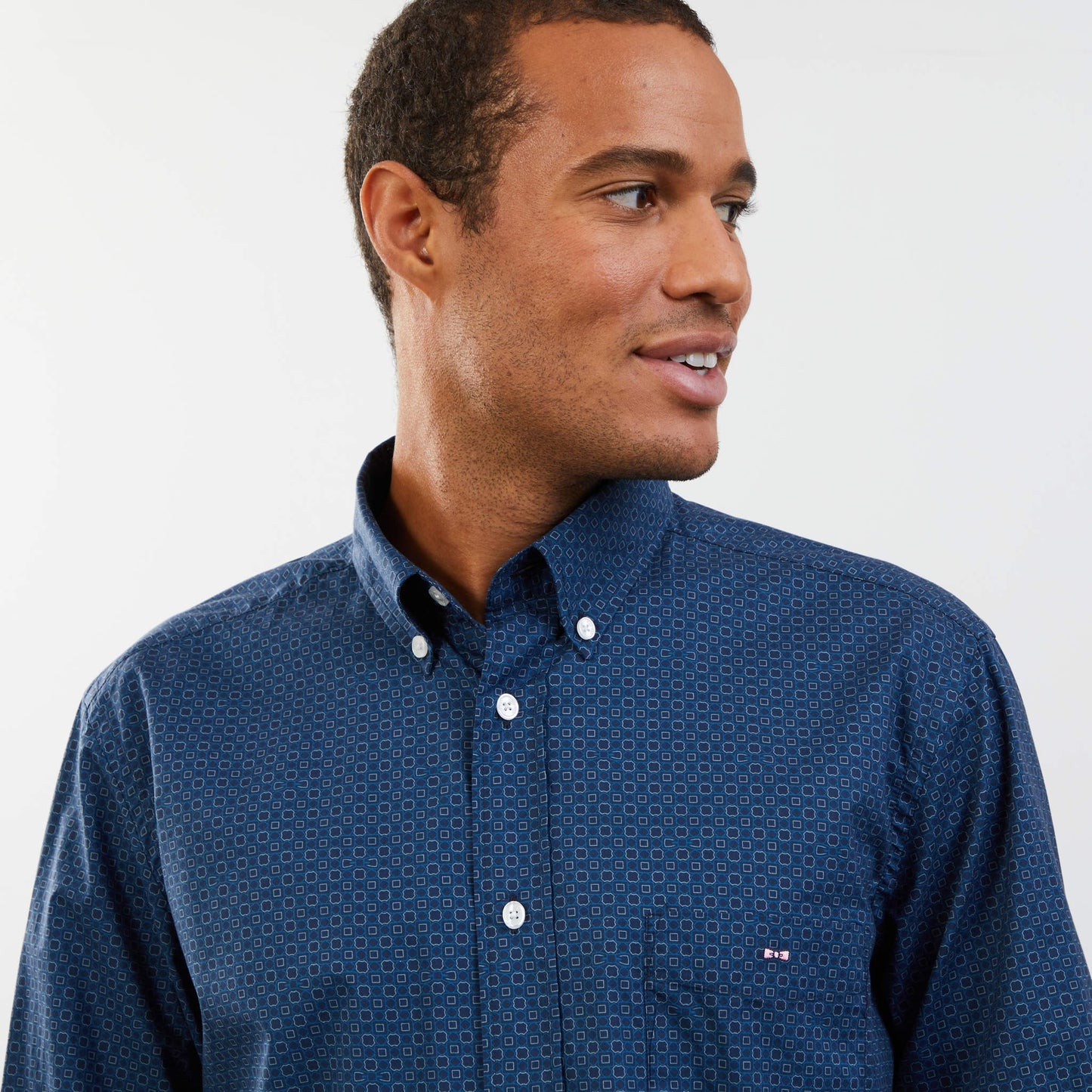 Chemise bleu foncé à micro-motif géométrique