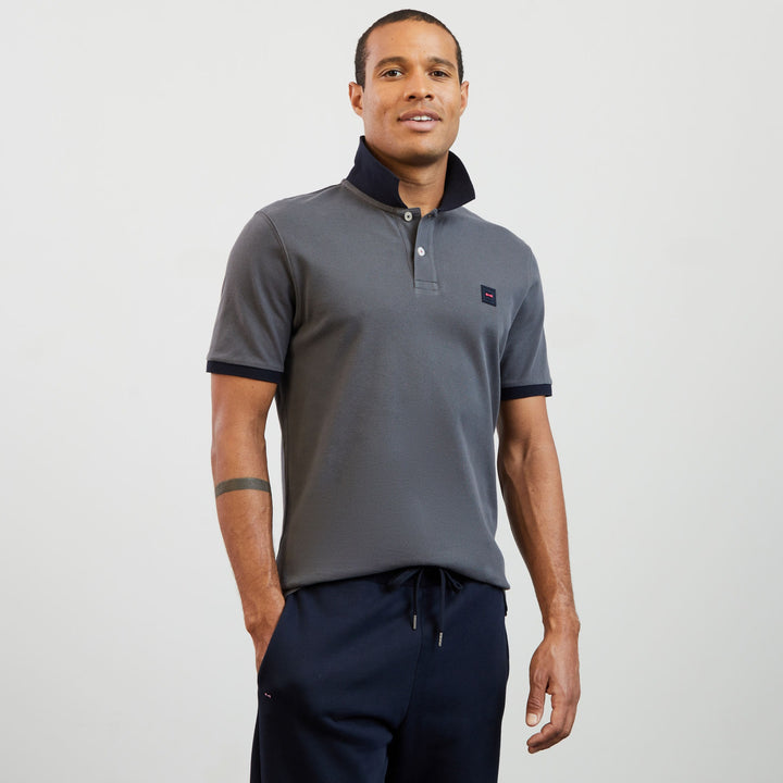 Polo gris foncé manches courtes à inscription jacquard