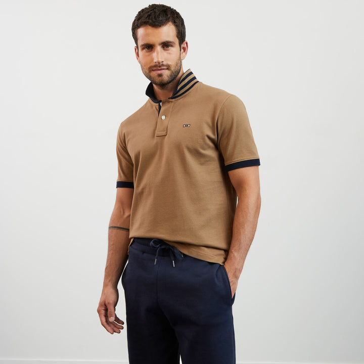 Polo beige manches courtes à détails contrastés