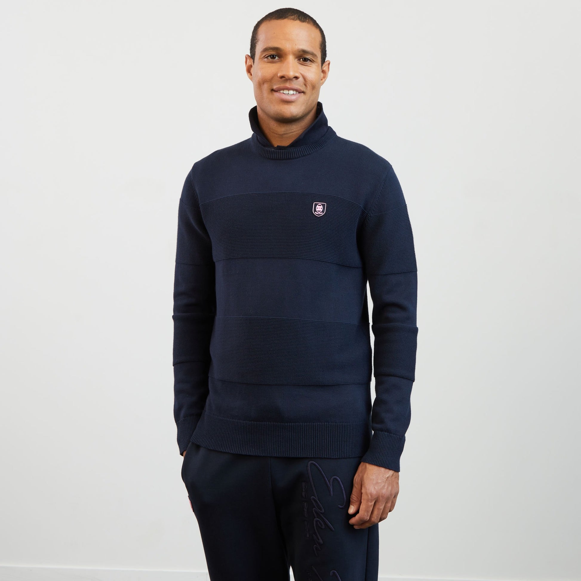 Pull bleu foncé à col rond jeu de maille