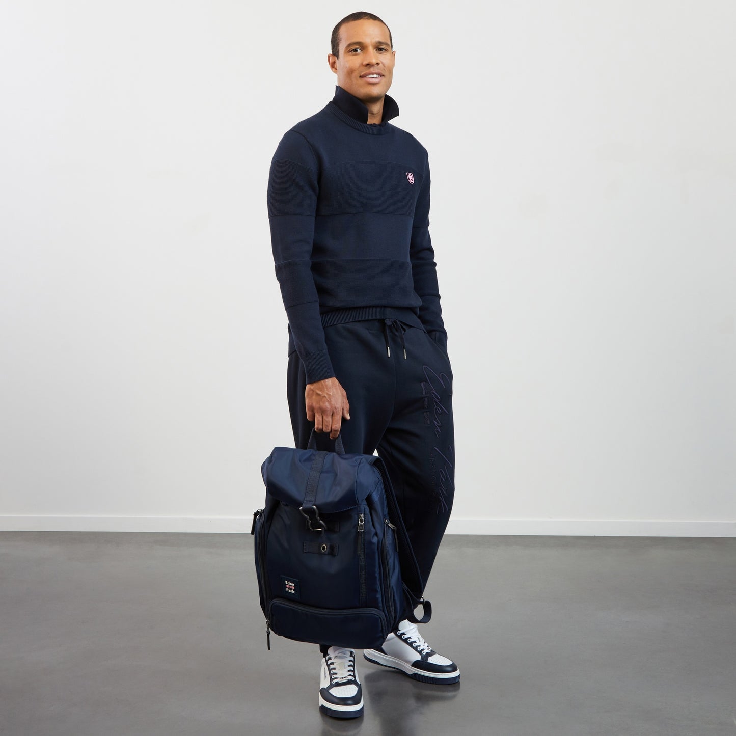 Pull bleu foncé à col rond jeu de maille