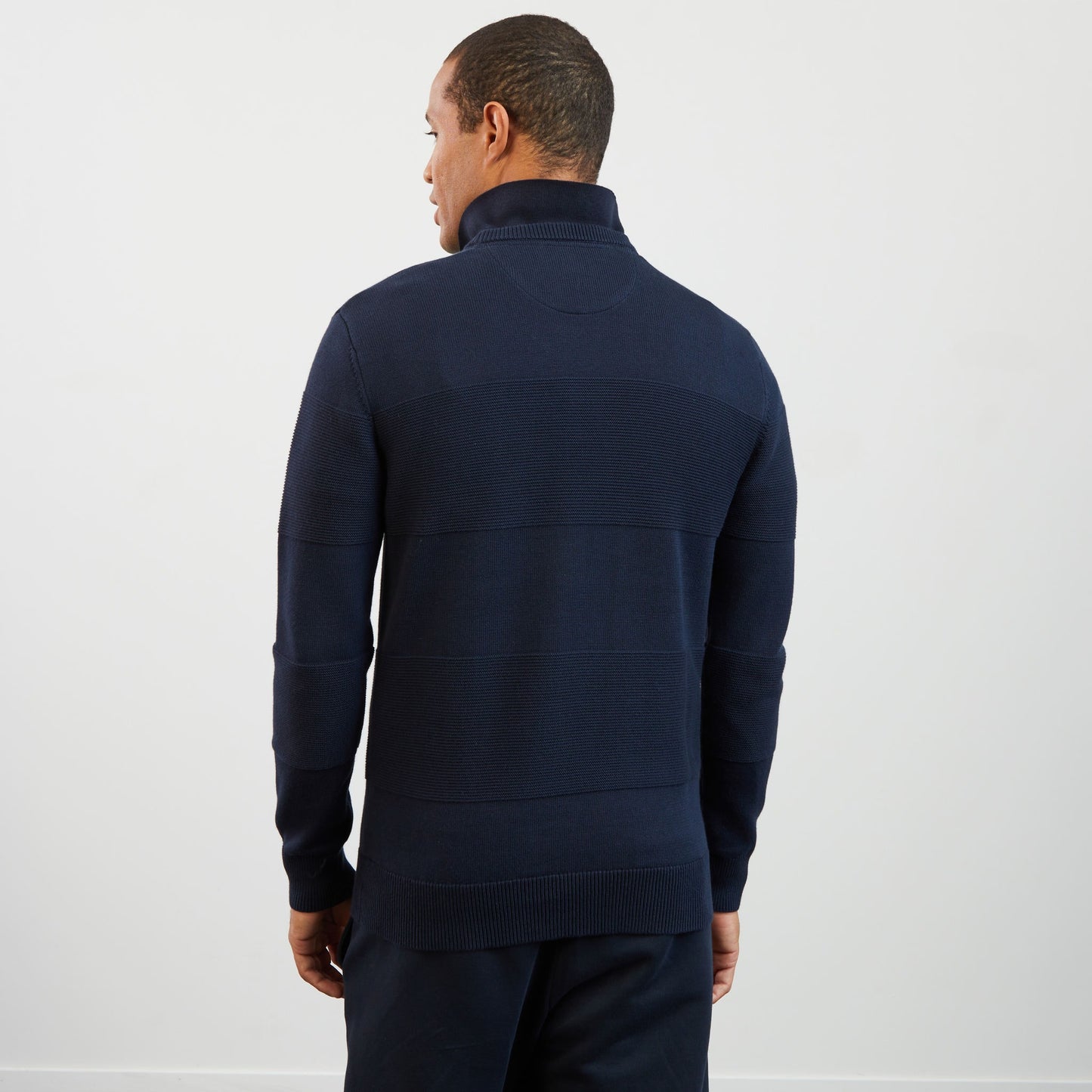 Pull bleu foncé à col rond jeu de maille