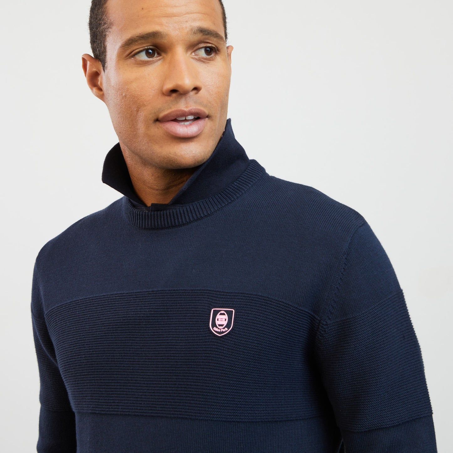 Pull bleu foncé à col rond jeu de maille