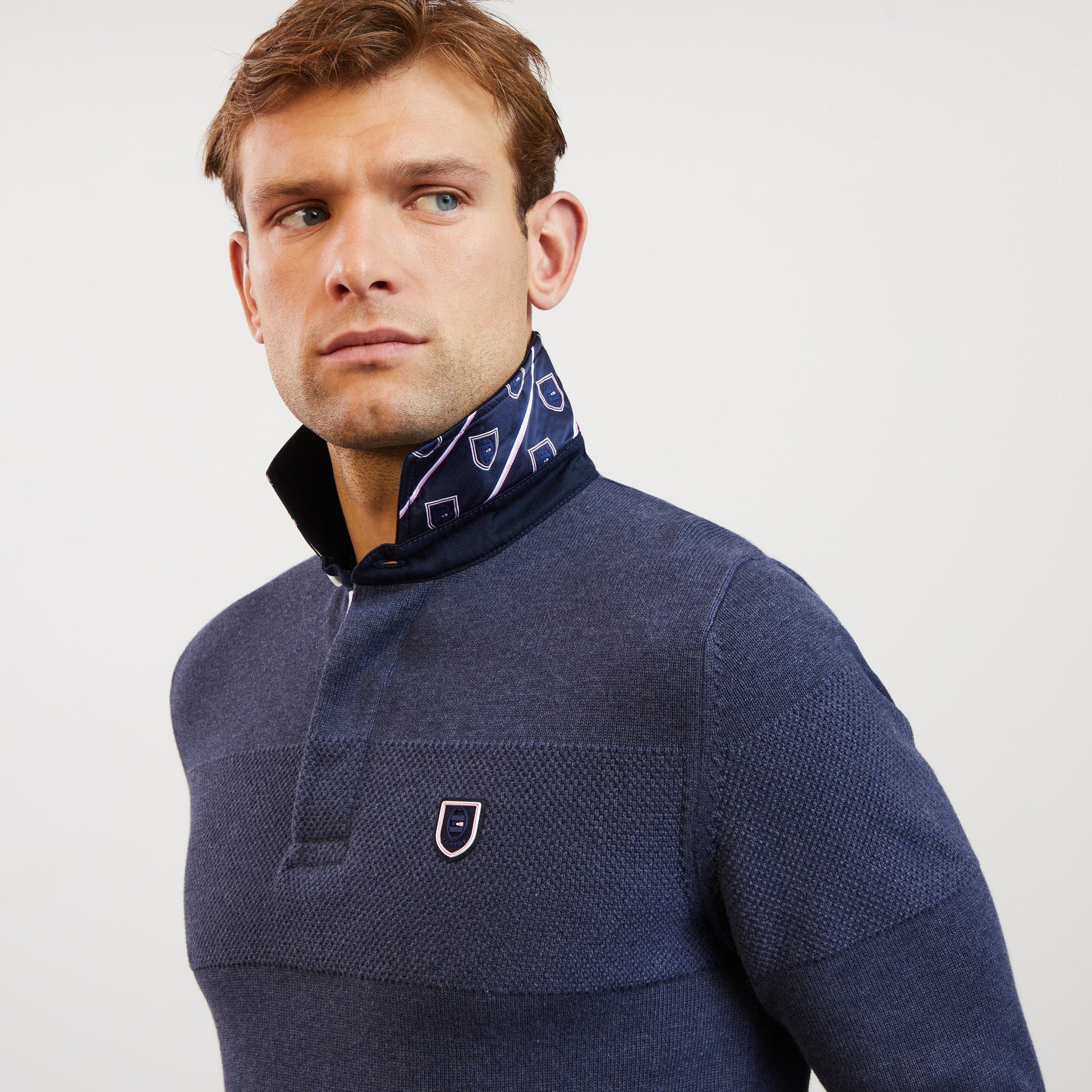 Pull bleu foncé rayé ton sur ton
