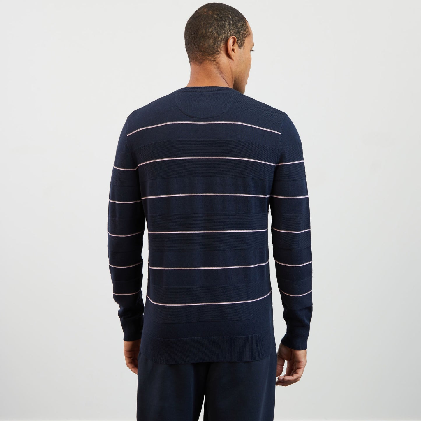Pull bleu foncé à rayures fantaisies